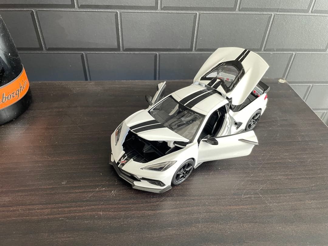 Corvette C8 1/24 Scale Model in Display Case, Collectible, Used