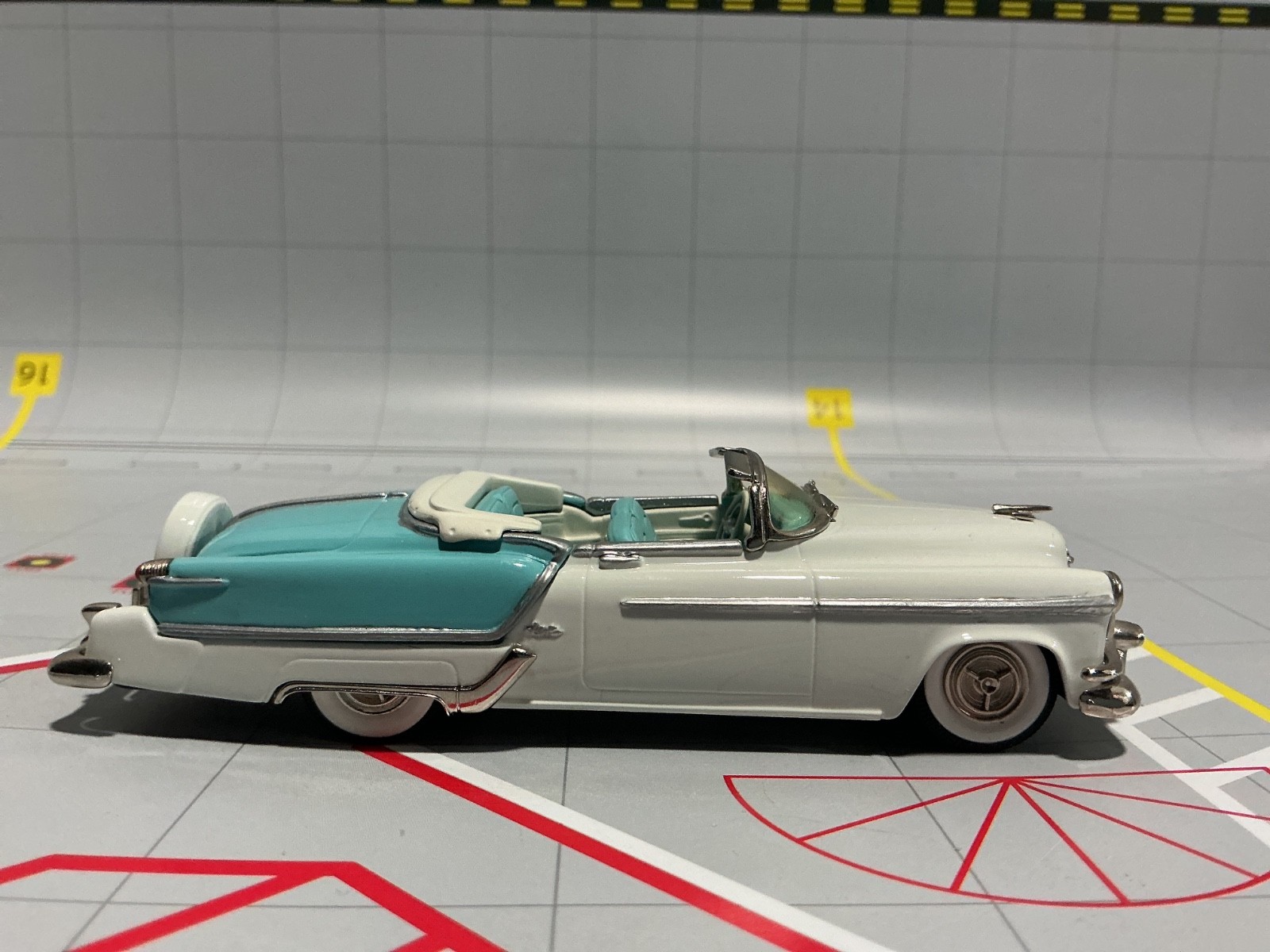 1:43 BROOKLIN MODELS BRK 39 1953 OLDSMOBILE FIESTA