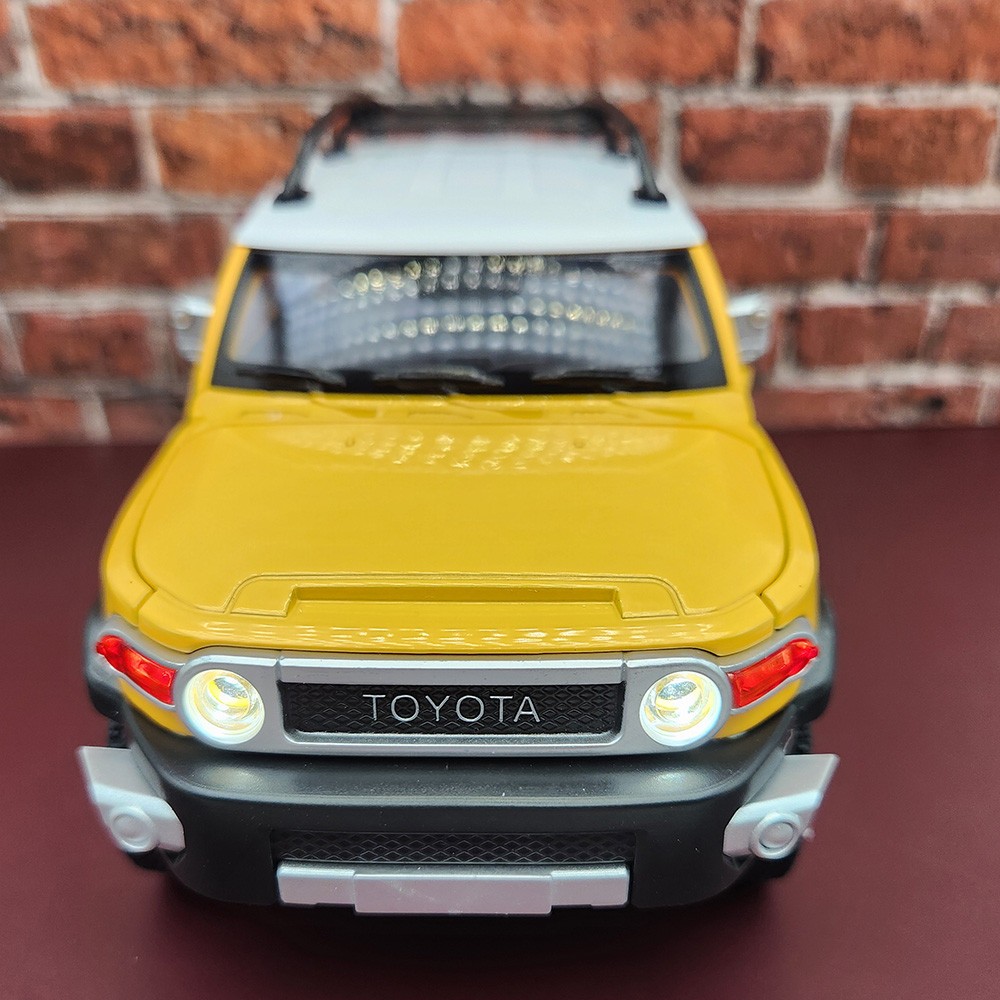 2007/2014 TOYOTA FJ Cruiser 1:24 Diecast – Officially Licensed – Yellow With Box