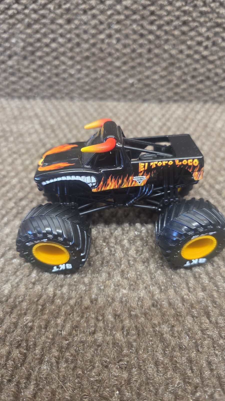 Spin Master Monster Jam Series 22 Black El Toro Loco 1/64.
