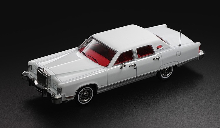 1979 Lincoln Continental Town Car White in 1:64 scale by Sun Star