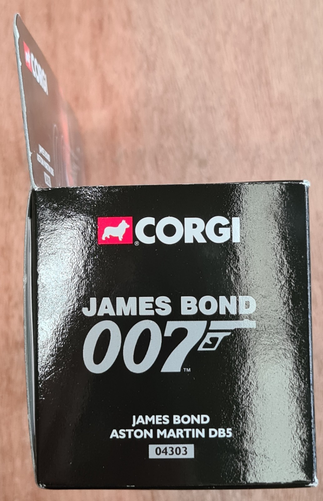 Corgi 04303 James Bond DB5 Signed Shirley Eaton Caroline Munro Valerie Leon 1/36
