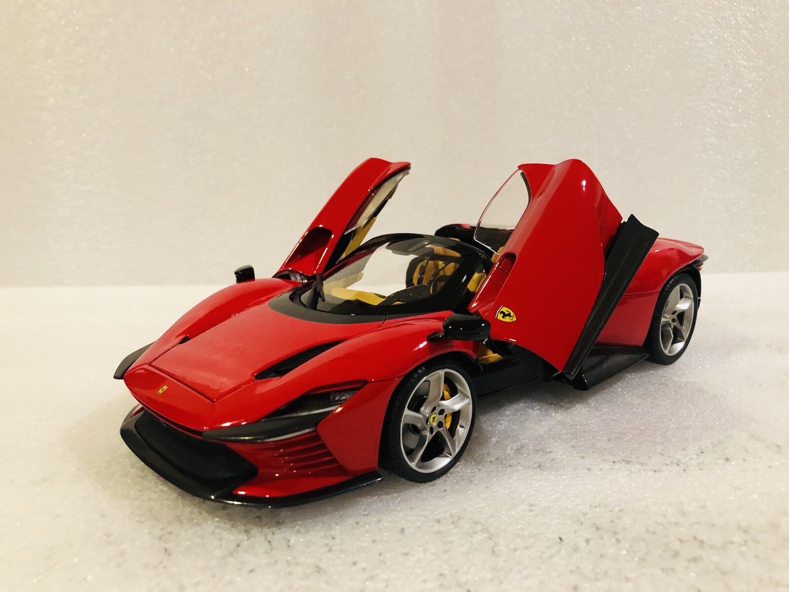 1/18 Bburago Ferrari Daytona SP3 Rosso Corsa Spider Closed Version Signature