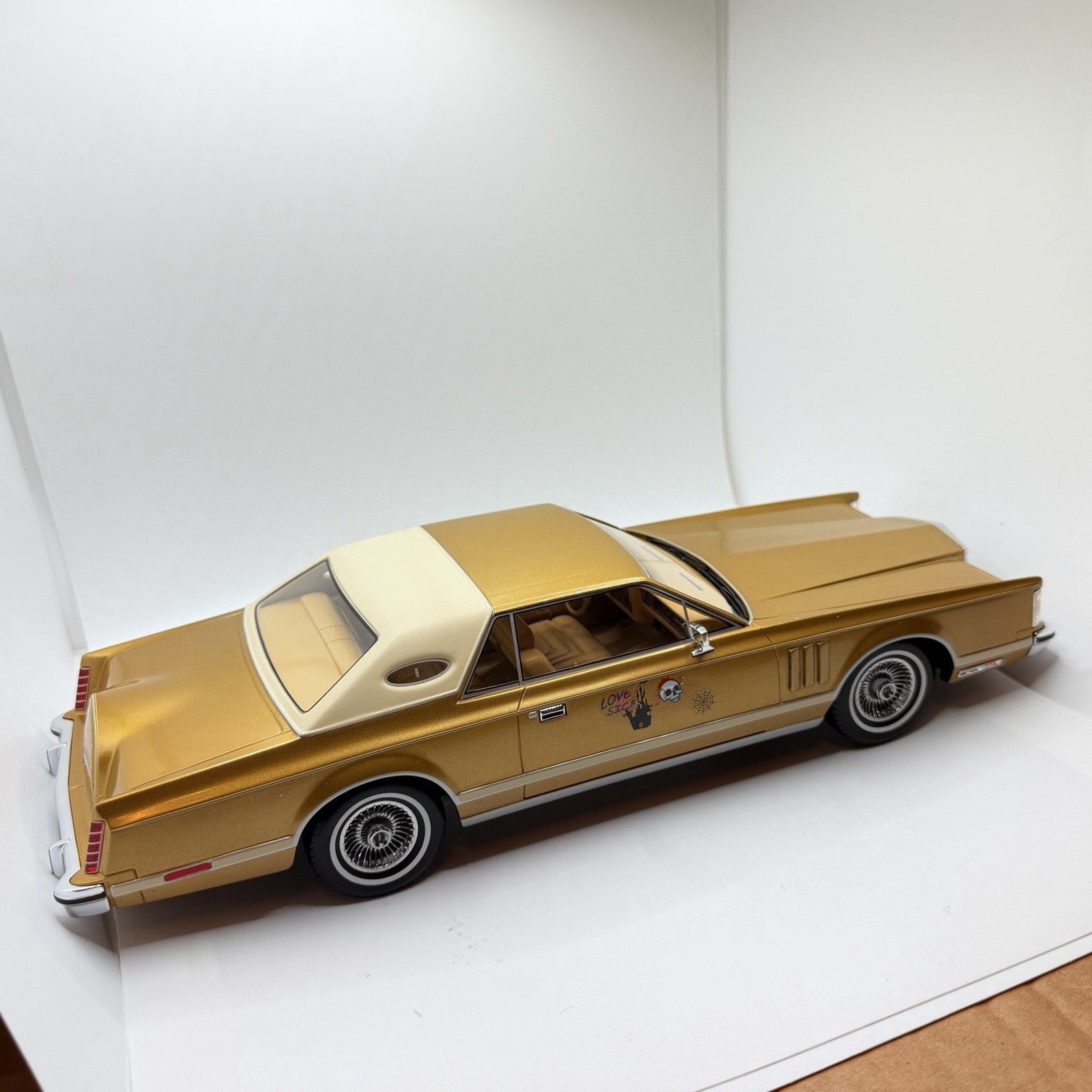 1977 LINCOLN CONTINENTAL MARK V GOLD SEALED MODEL 1:18 by MCG MODEL CAR GROUP