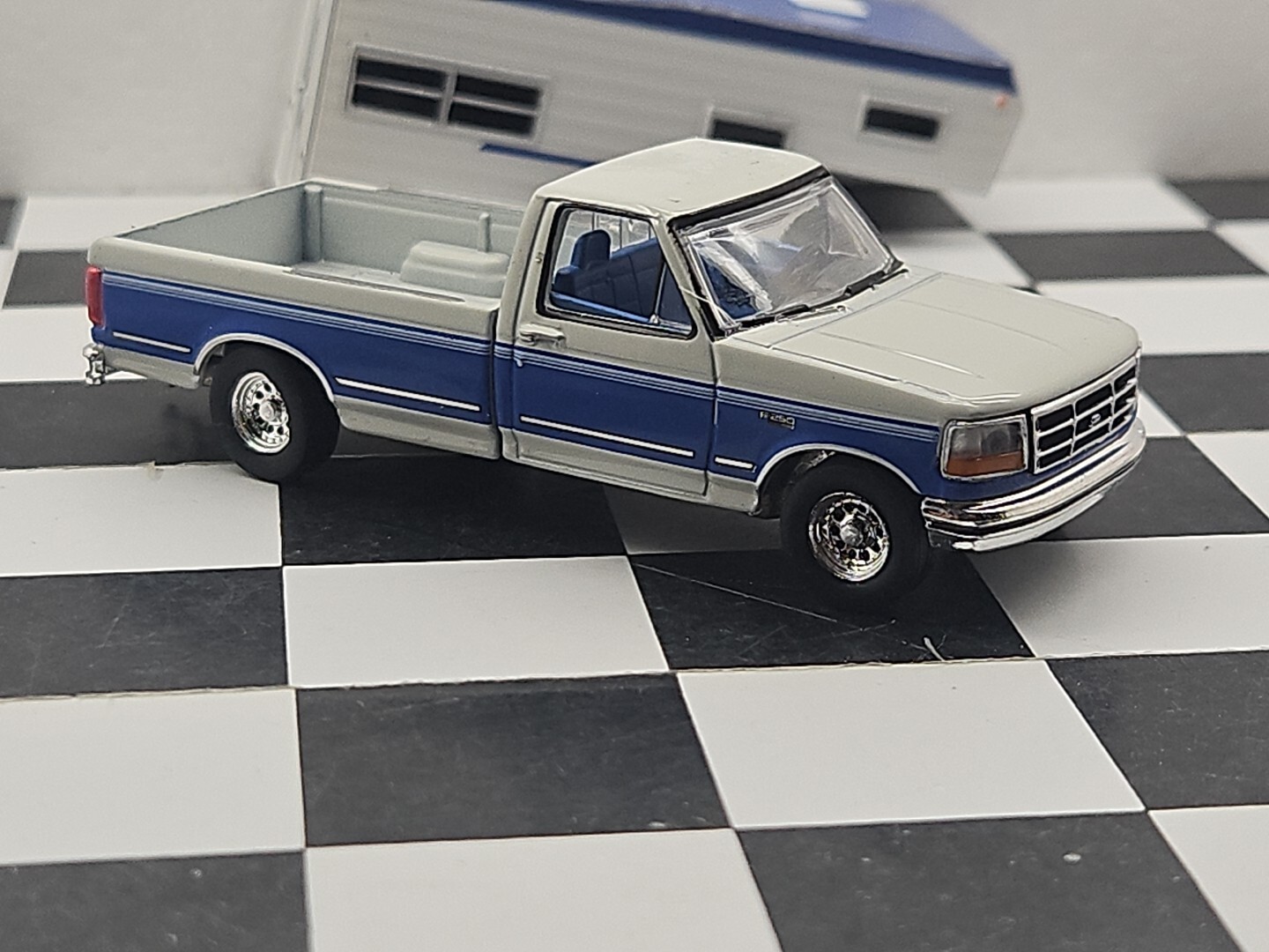 GREENLIGHT 1992 4×4 Ford F-250 XLT Lariat Truck 1:64 CAMPER Pickup Ertl Farm 4WD