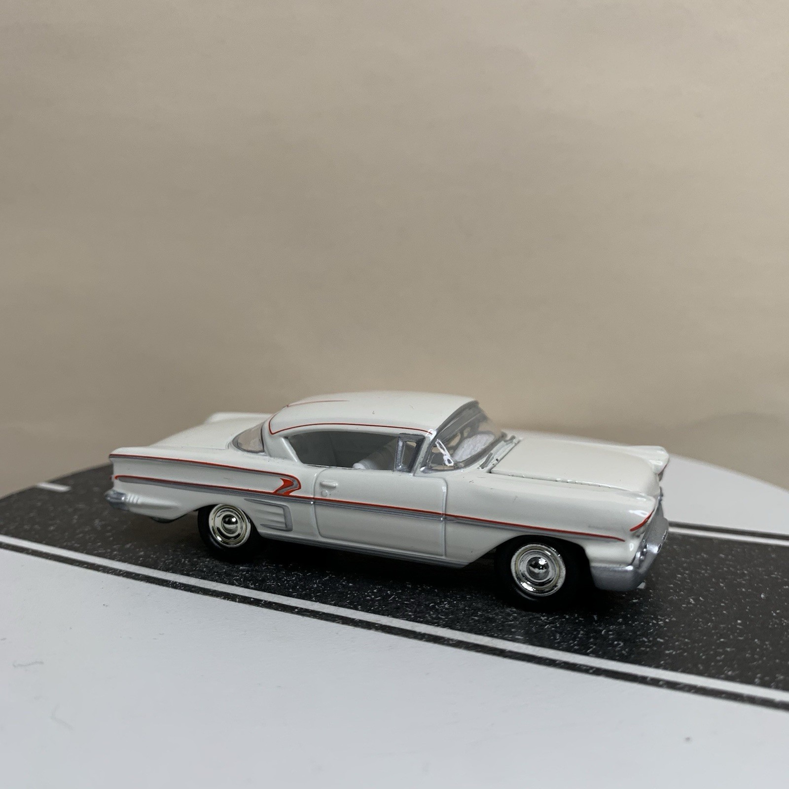 Johnny Lightning American Graffiti 1958 Chevy Impala 2-Door White Red 1:64 NM