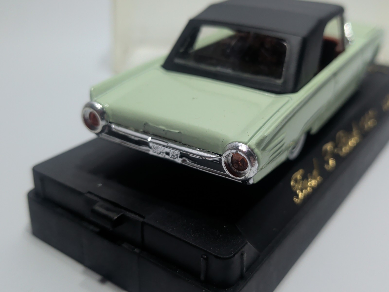 ✨VINTAGE✨ Solido Age d’or #4505 1961 Ford T-Bird in Display Case 1/43 Scale