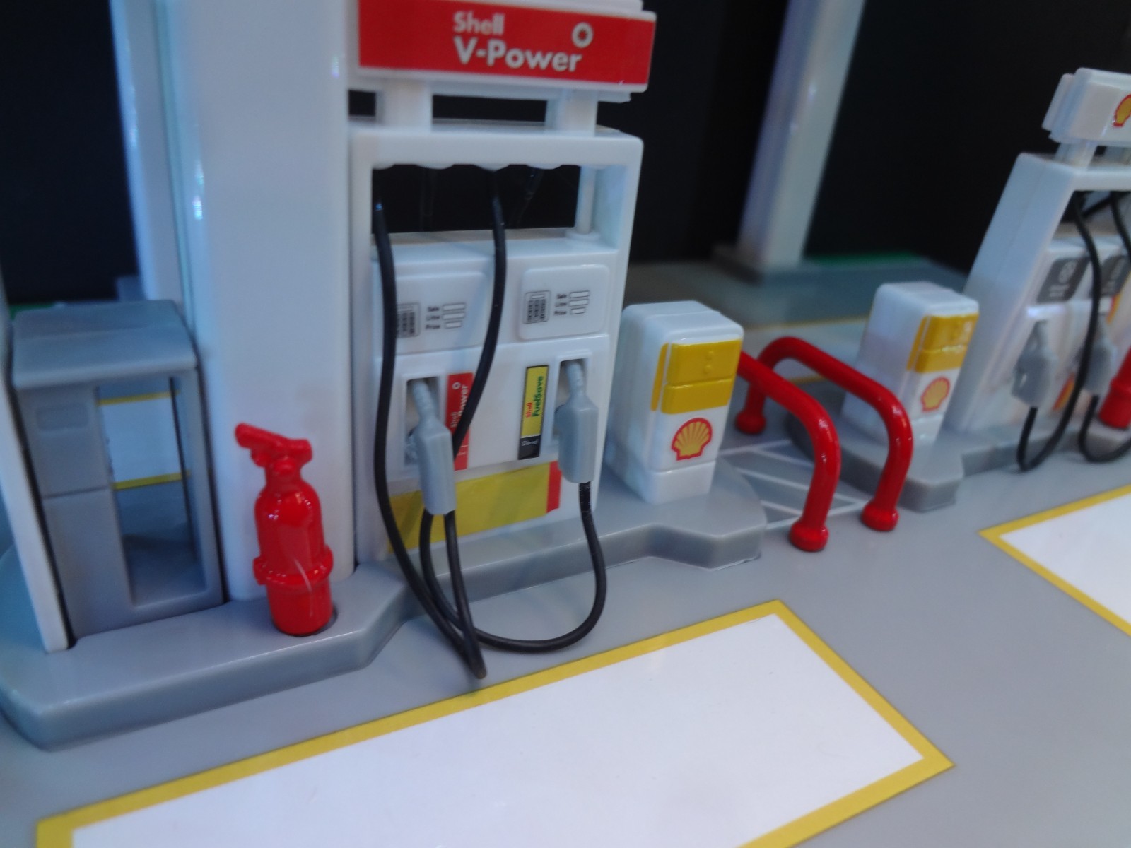 1:64 scale SHELL Gas Station snap on kit