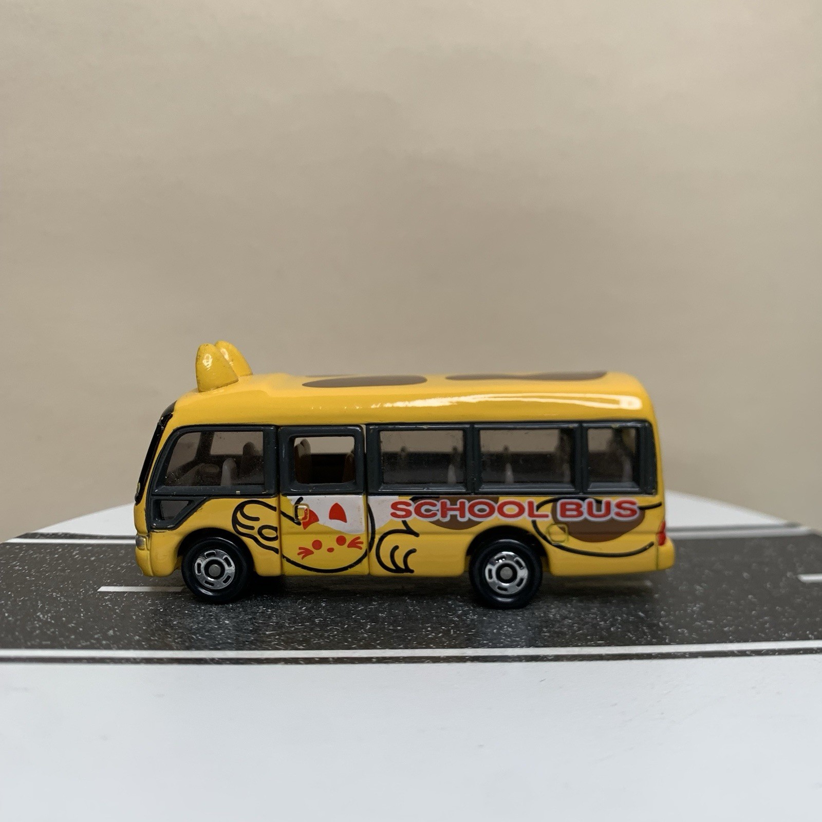 Tomy Tomica #92 Toyota Coaster Kindergarten Cat Animal School Bus Yellow 1/89