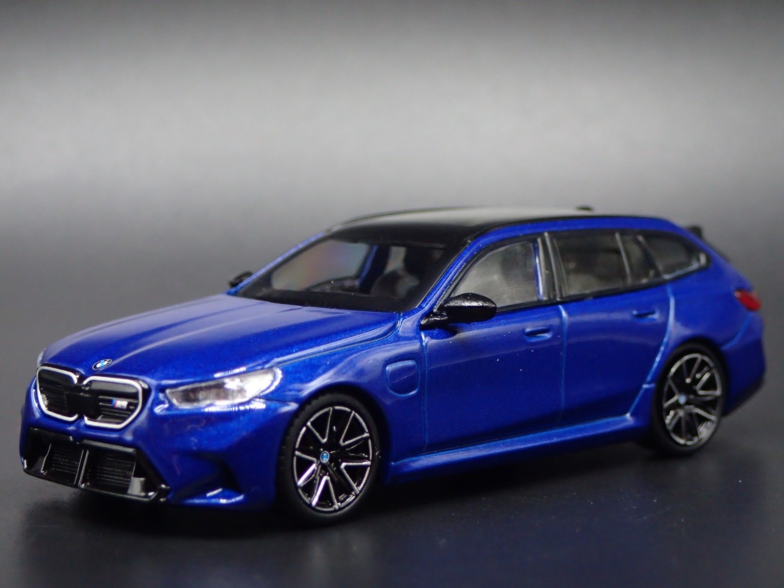 BMW M5 TOURING STATION WAGON BLUE 1/64 SCALE DIORAMA DIECAST MODEL CAR