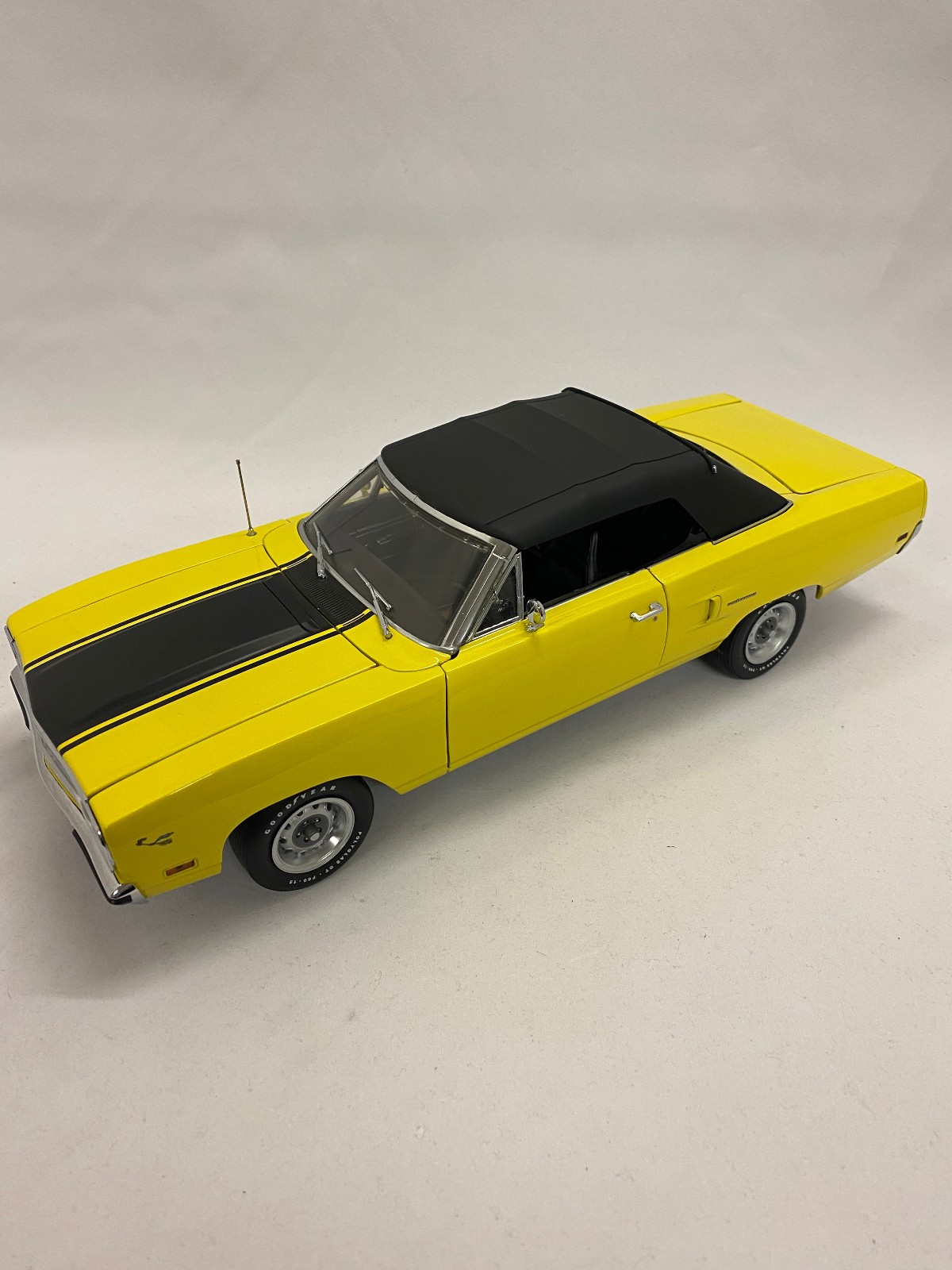 GMP 1/18: 1970 Plymouth Road Runner Convertible Lemon Twist Yellow