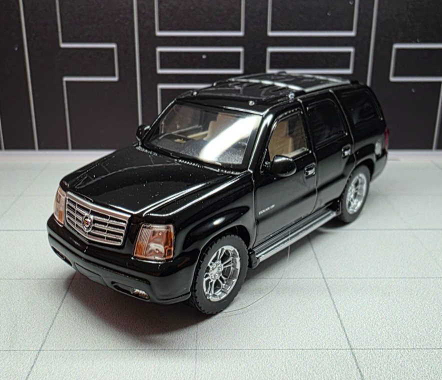 Massdi 1:64 Cadillac Escalade Black/Tan BEAUTIFUL! LOOK!