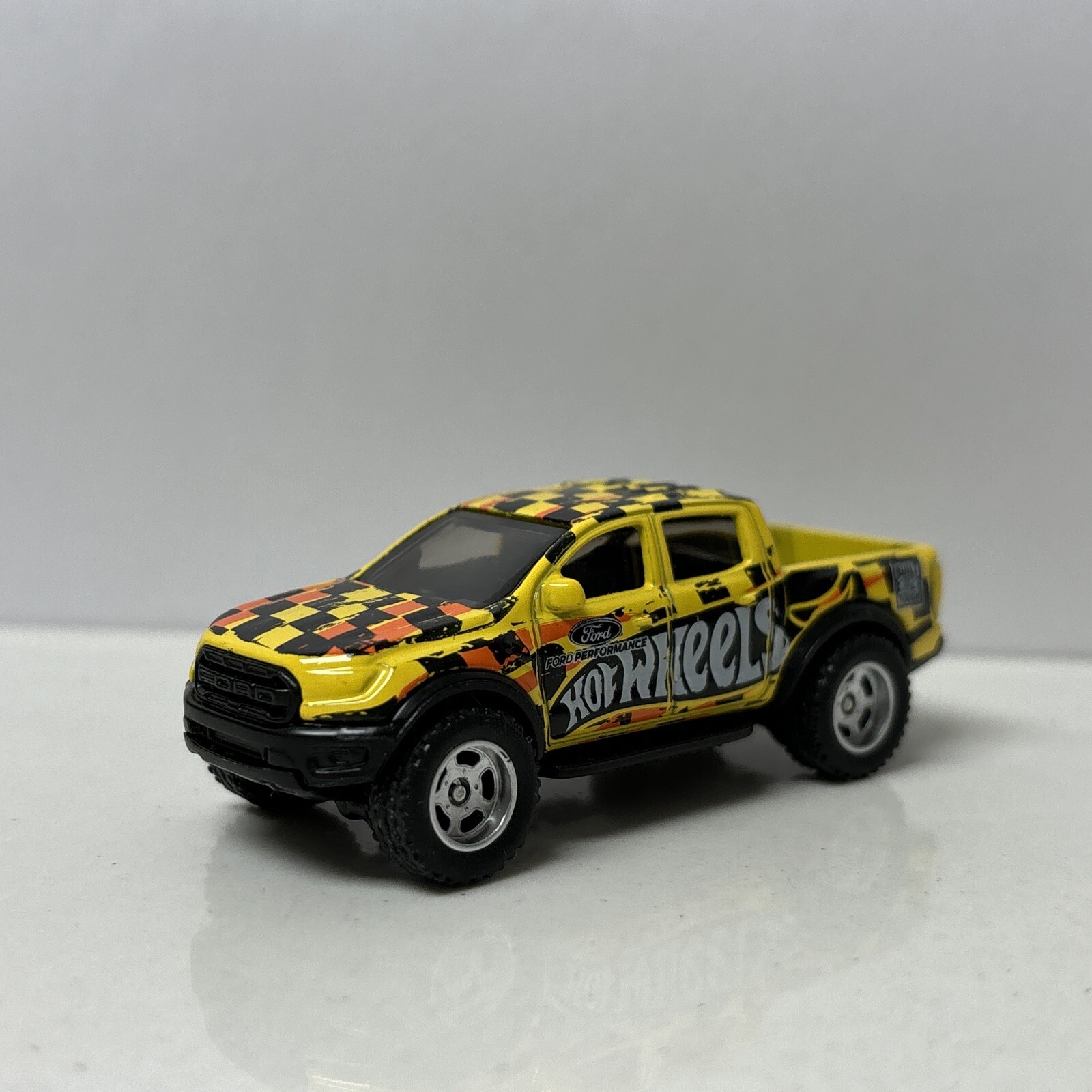 Hot Wheels CUSTOM W/REAL RIDERS Yellow ‘19 Ford Ranger Raptor