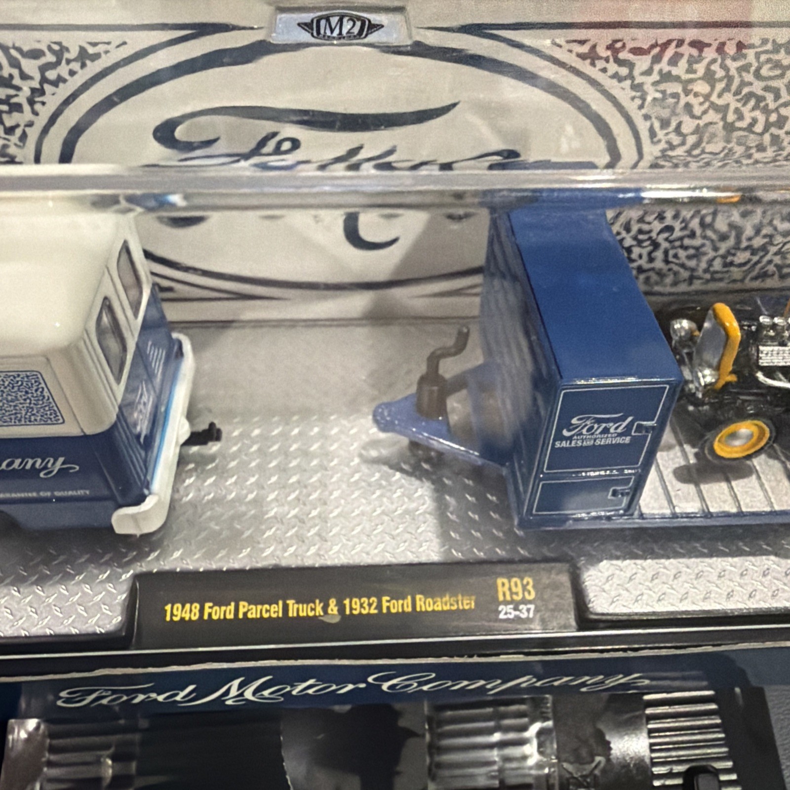 M2 MACHINES 1948 FORD PARCEL TRUCK 1932 FORD ROADSTER R39 BAD BOX