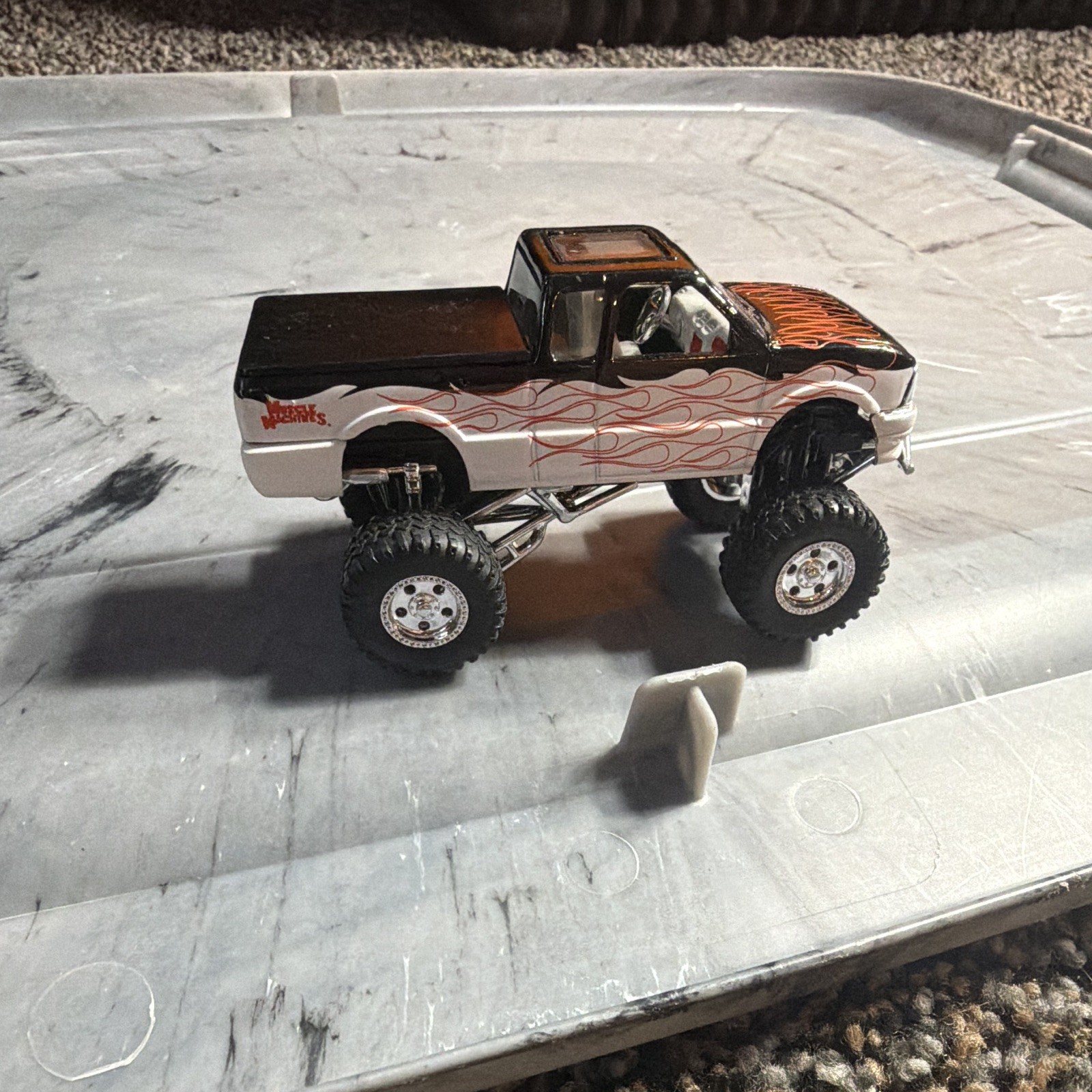 Muscle Machines Truckin 2000 Ford F-150 Black & White W/Orange Flames – Loose –