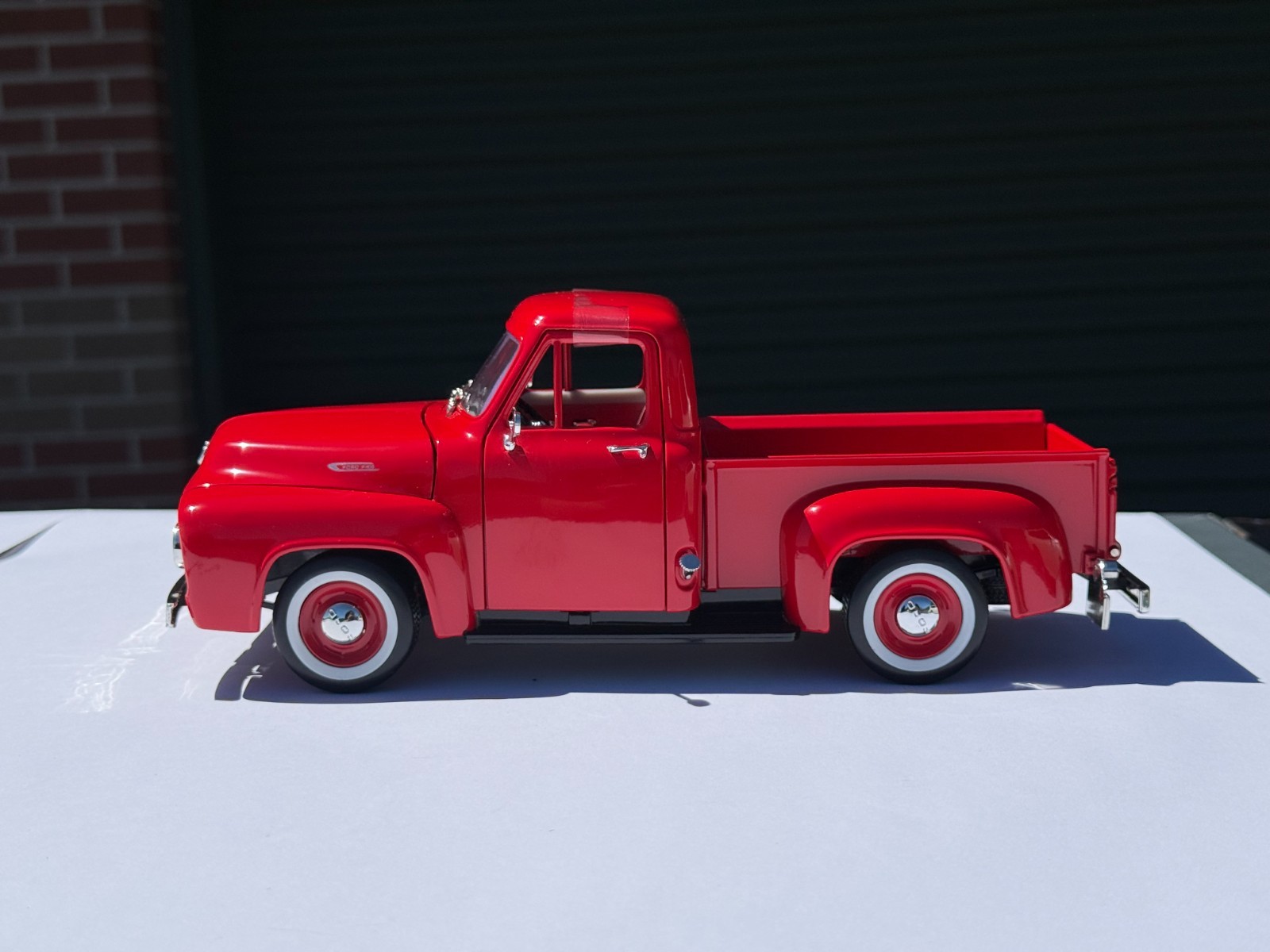 Lucky Diecast/Road Signature – 1:18 Scale – 1953 Ford F100 Pickup – 92148R
