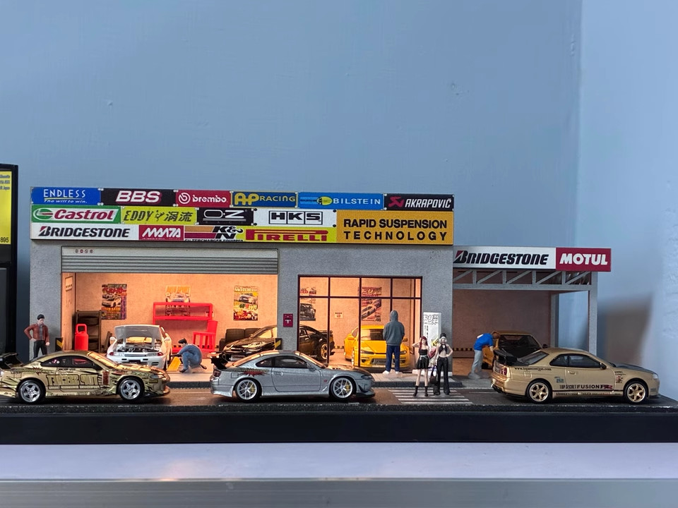 Diorama 1:64 Car Garage Model LED Lighting Repair Shop Building Scene Model Toy