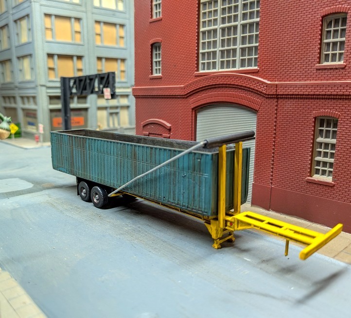 Custom Built 1/87 HO Scale Roll Off Semi Trailer & 40′ Scrap Metal Containers.