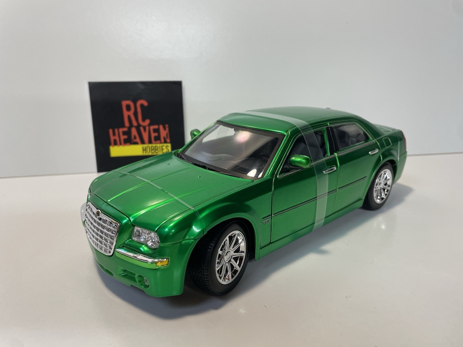Maisto 2005 Chrysler Hemi 300c 1:18 Scale Diecast Model Car.