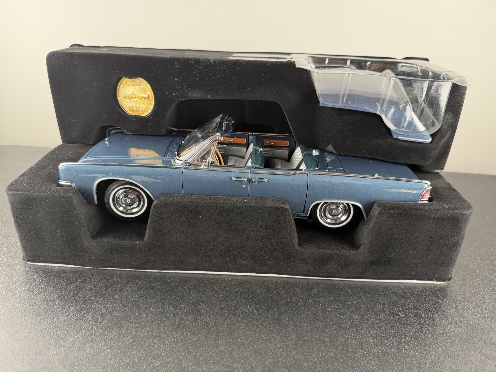 Road Signature 1961 Lincoln Continental 1:18 Blue 24K Gold Plated Coin