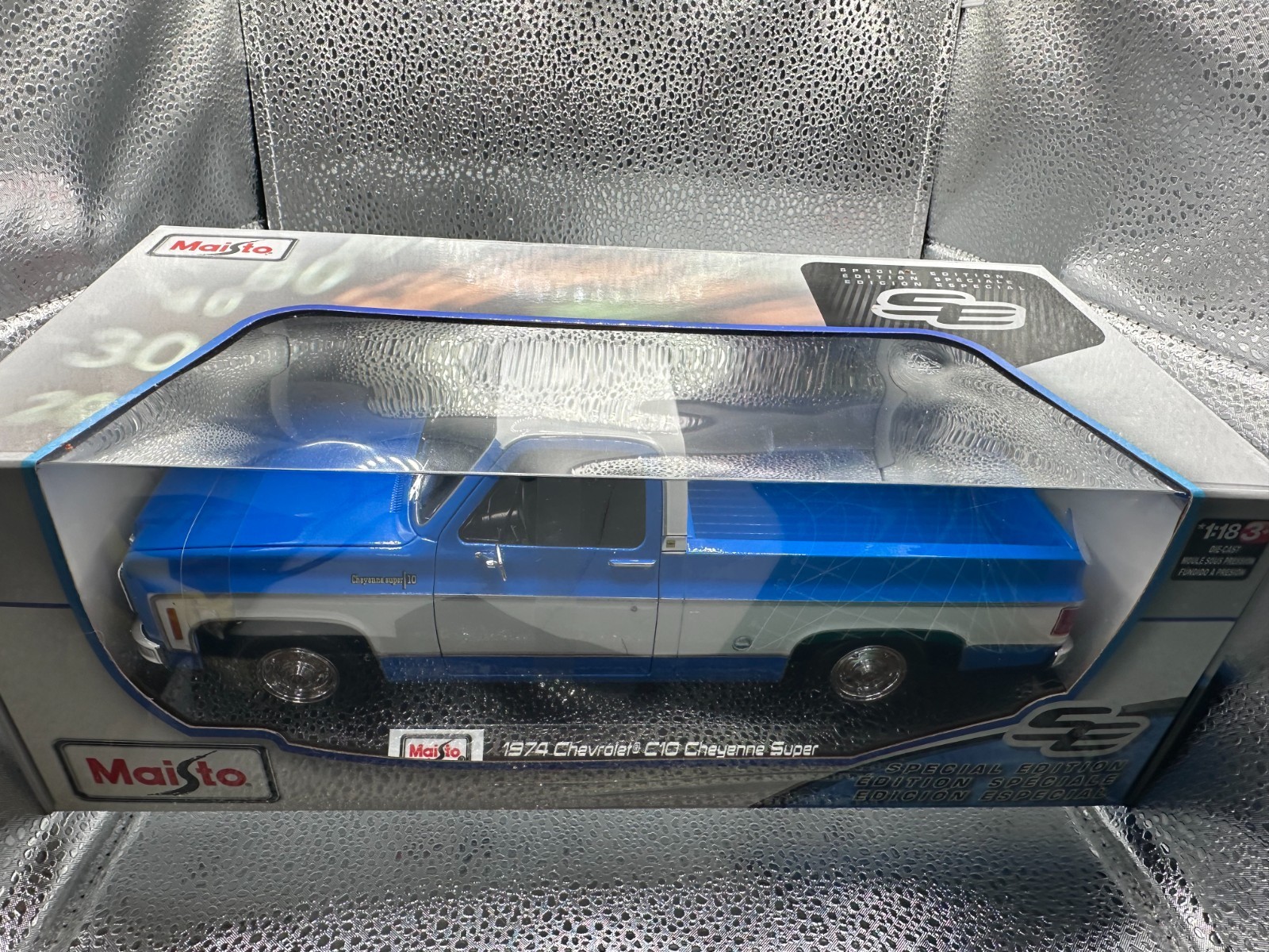 1974 Chevrolet C10 Cheyenne Super- 1:18 Scale Maisto Special Edition Diecast Mod