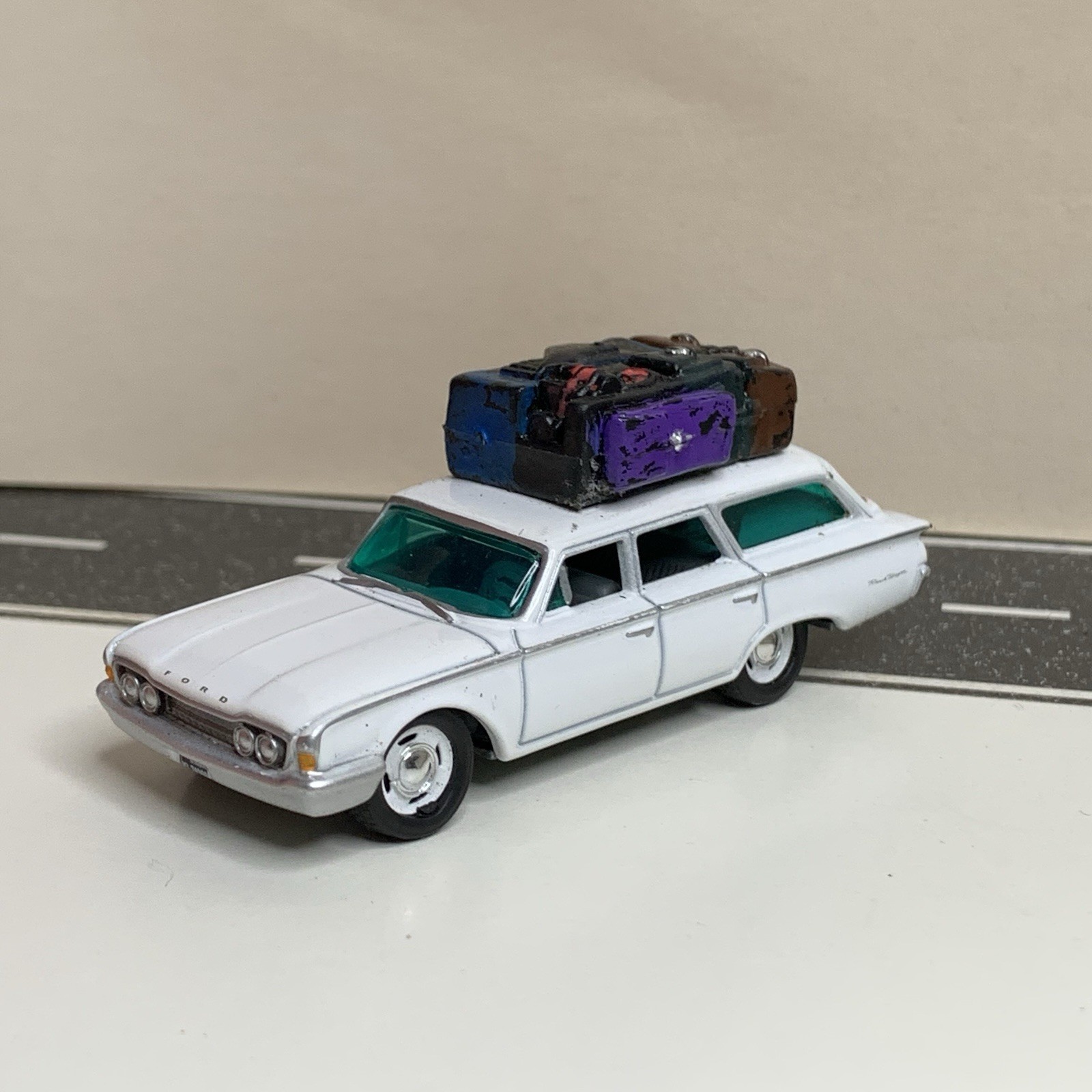 CUSTOM Johnny Lightning 1960 Ford Ranchero Wagon White w/Roof Luggage 1:64 NM