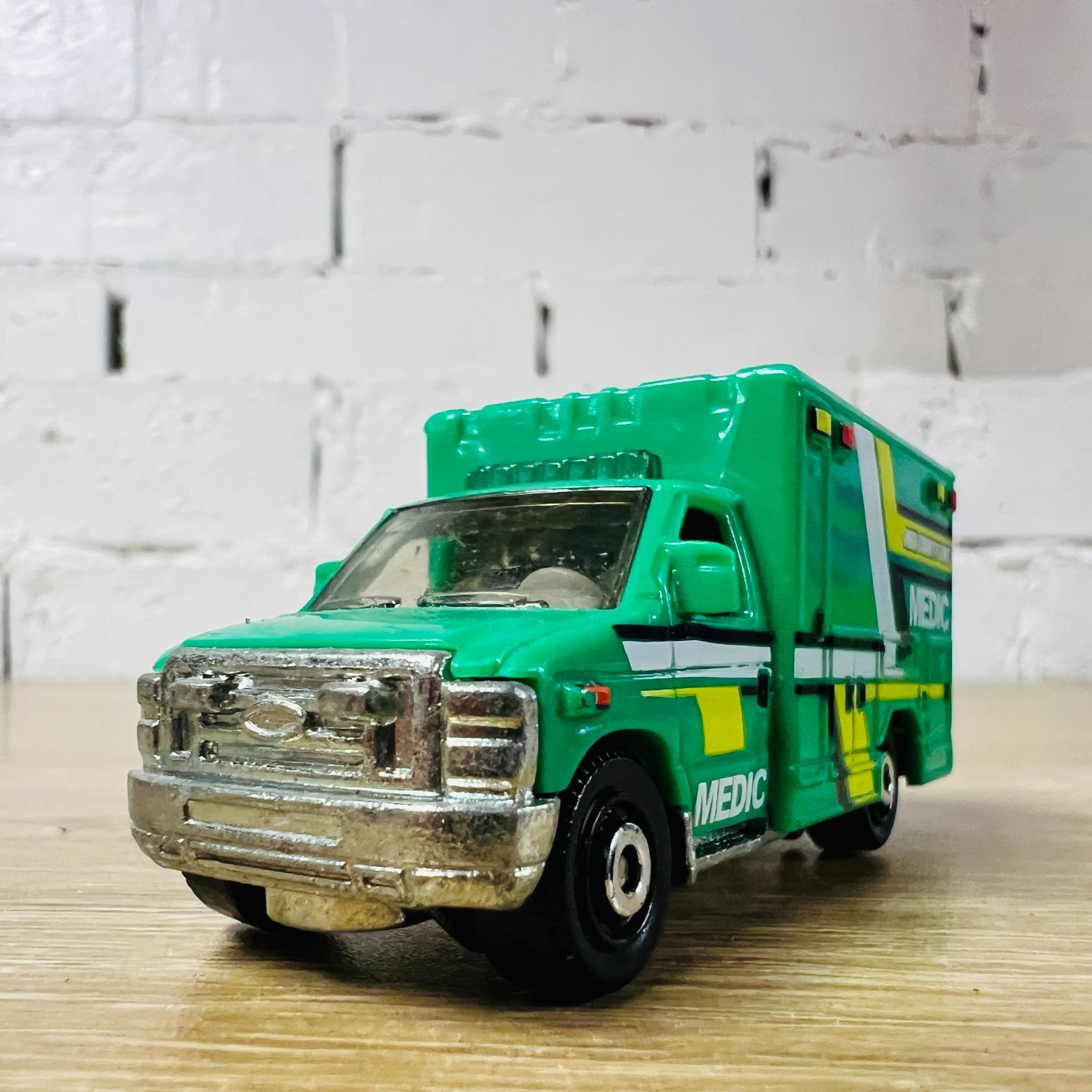 Ford E350 Ambulance 2009 Green Yellow White Medic MB944 Heroic Rescue 2016