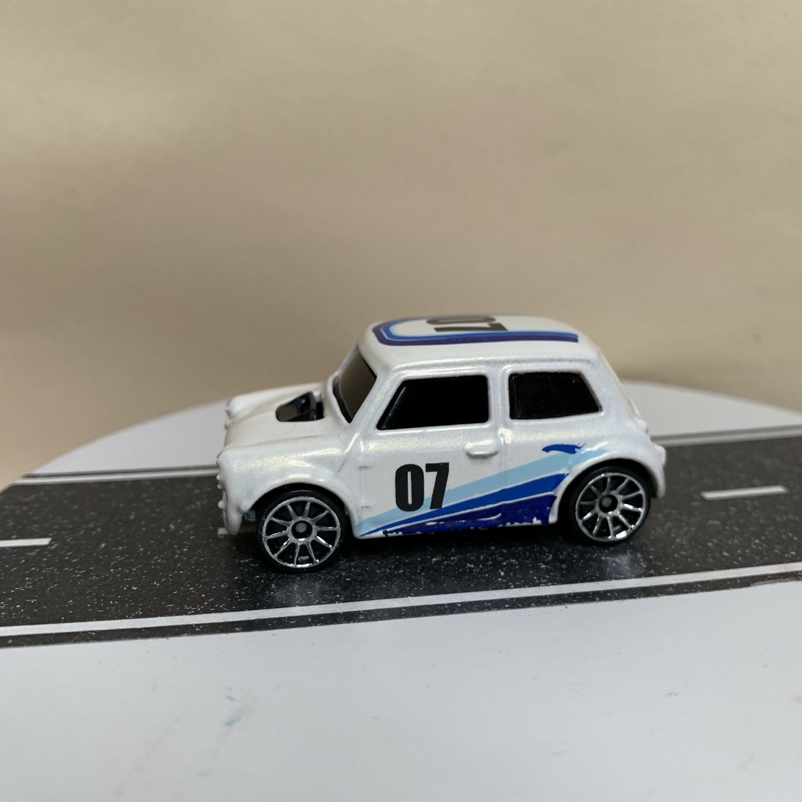 2007 Hot Wheels Pop Offs Series #1/4 #37 Morris Mini White w/Chrome 10 Sp Wheels