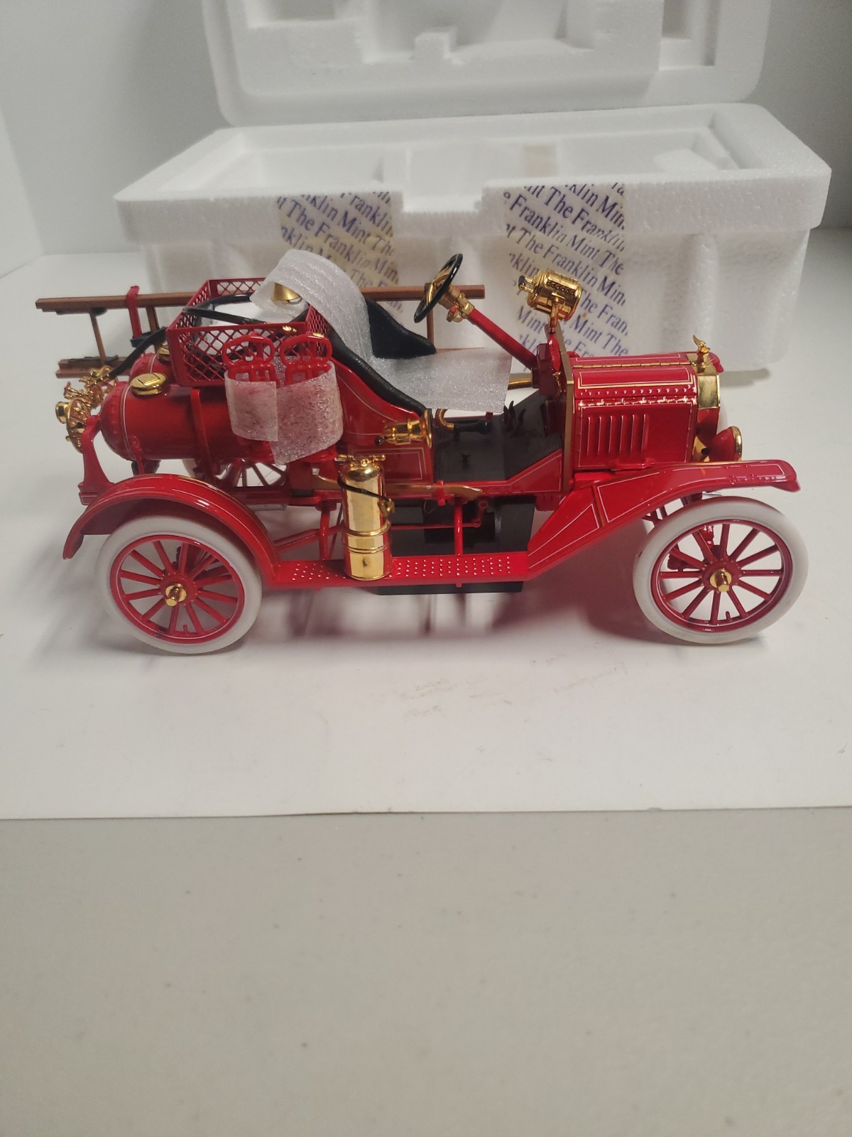 FIRE TRUCK 1916 FORD MODEL T FIRE ENGINE FRANKLIN MINT 1:16 Read Description