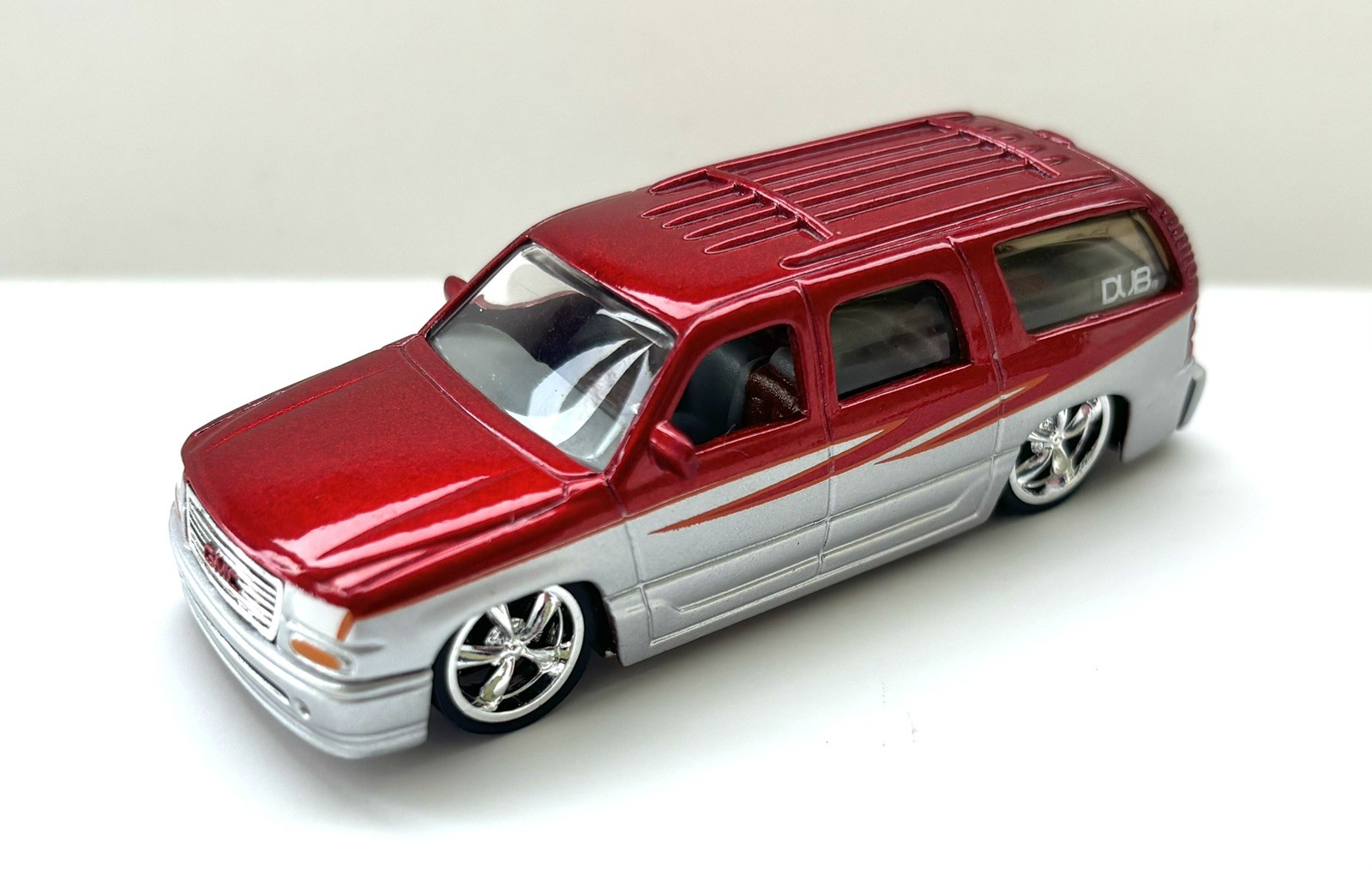 JADA 2002 GMC Yukon Denali Dub City 1/64 red loose csh