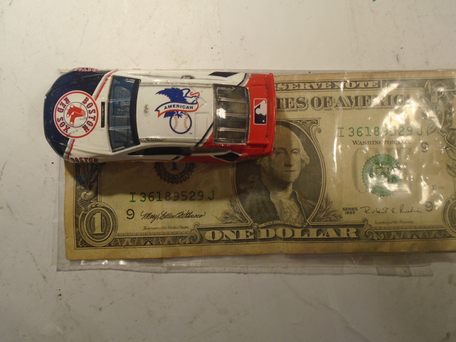 LIONEL/MLBP RACING 1/64 SCALE DIECAST BOSTON RED SOX CAR, EXCELLENT 1-185-1
