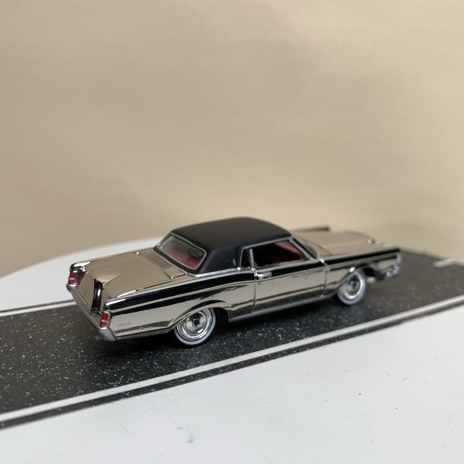Johnny Lightning Classic Gold 1969 Lincoln Continental Mark III Chrome 1:64 NM
