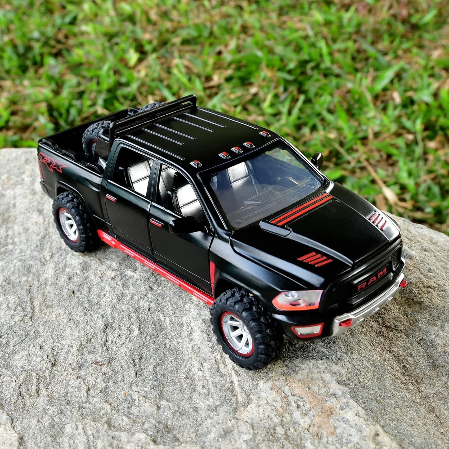 Realistic RAM 1500 Diecast Truck Model with Pull-Back Action & Lights – 1:32