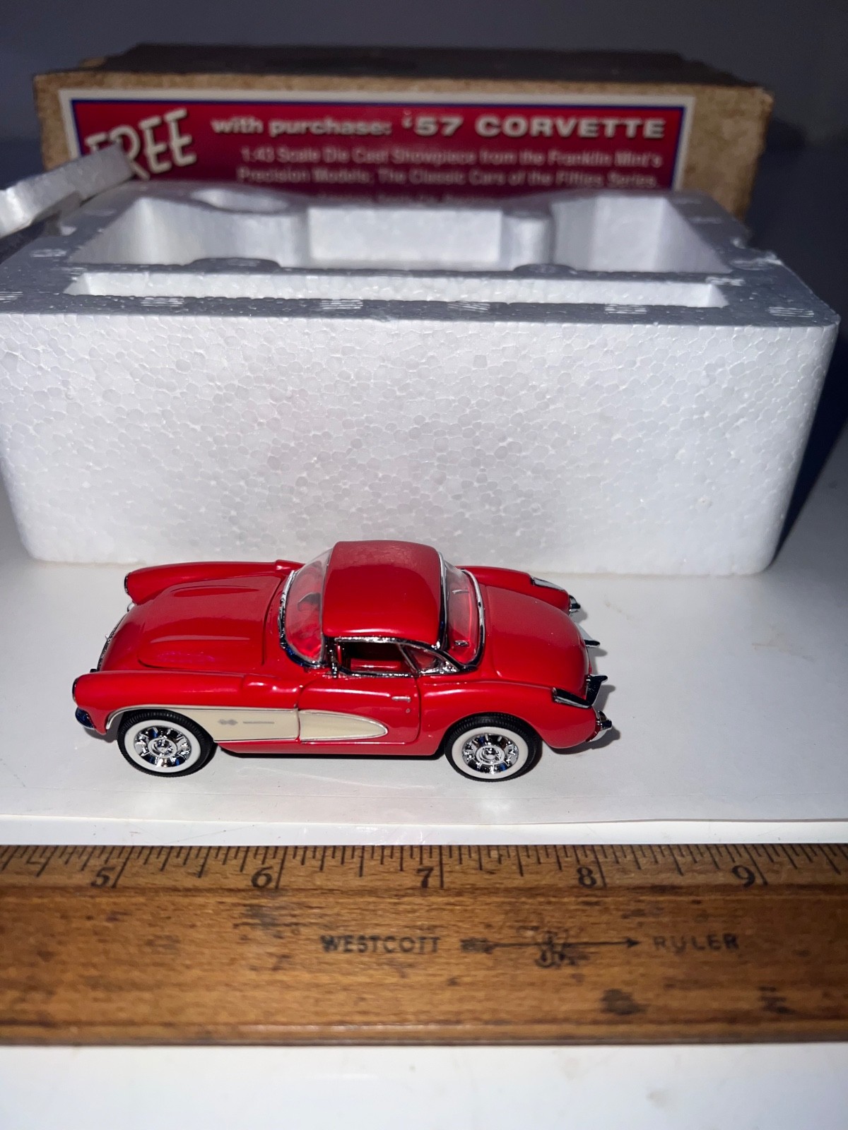 FRANKLIN MINT 1957 CORVETTE 1:43 SCALE WITH REMOVABLE TOP AND BOX