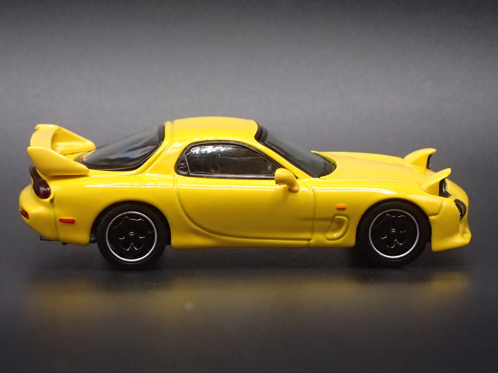 MAZDA RX7 FD3S INITIAL D YELLOW JDM 1:64 SCALE DIORAMA DIECAST MODEL CAR