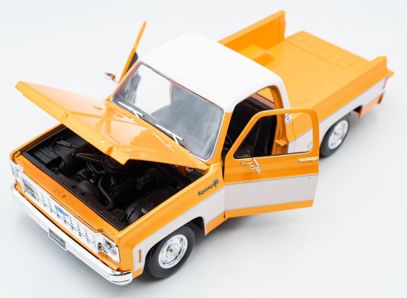 Maisto 1/18 Scale – 1974 Chevrolet C10 Cheyenne Super – Orange, White