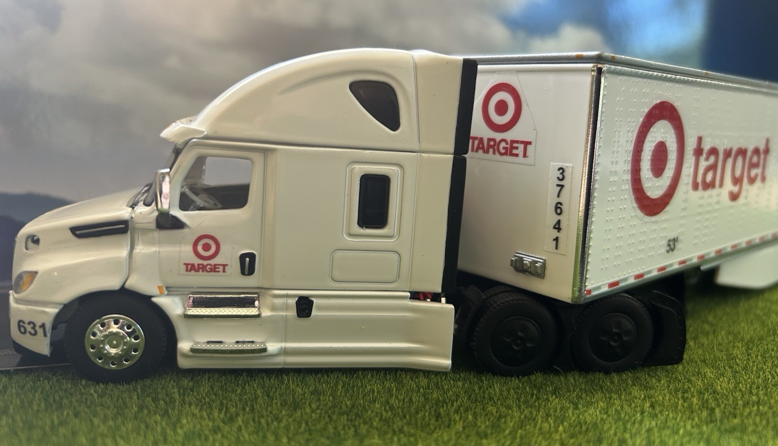 Dcp Freightliner Cascadia Gen5…Regional Target Delivery 1/64