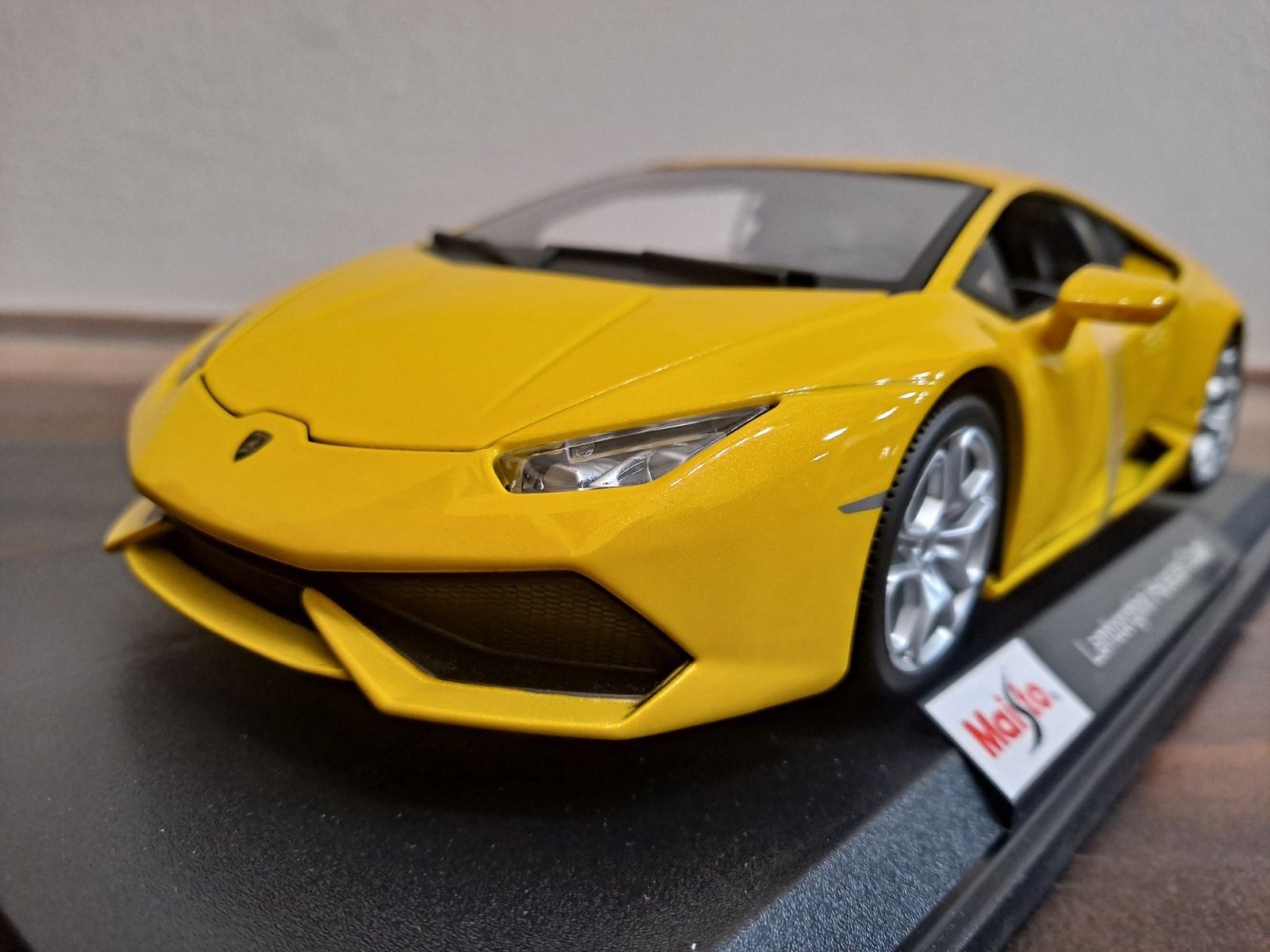 Rare Lamborghini Huracan Coupé LP 610-4 1:18 Yellow Diecast Car with Stand & Box