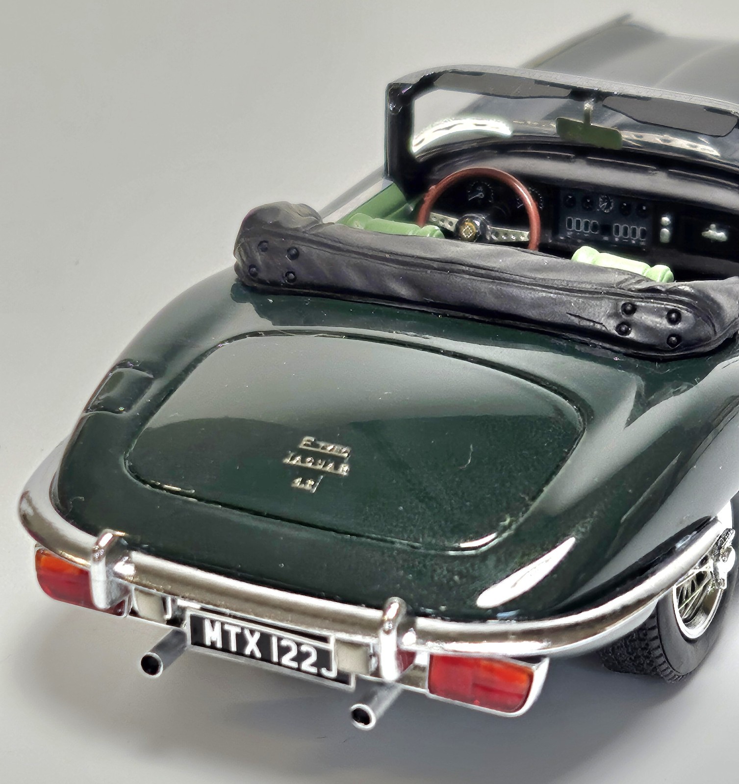 Matrix 1/43 JAGUAR E-TYPE roadster in British racing green!