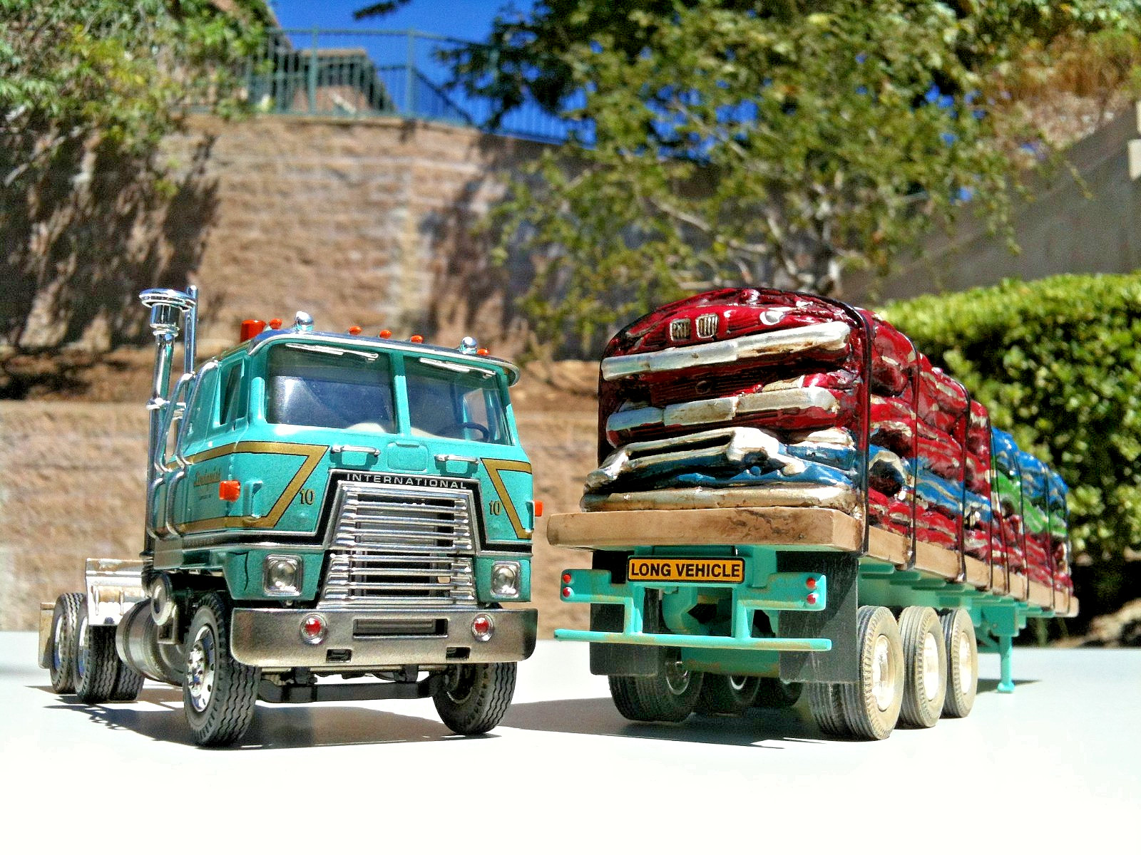 Corgi Heavy Haulers International Transtar with Crushed Car Load 1:50 Scale