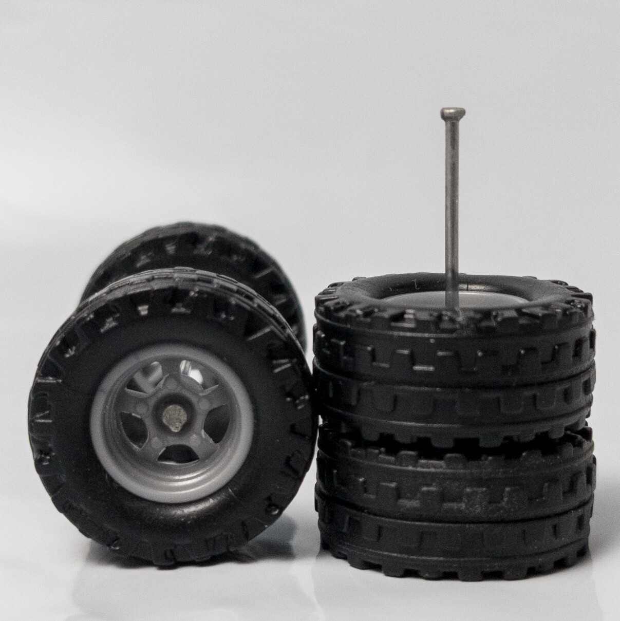 17mm Blackwall 4×4 Truck Tire Sets – Gray 5 Spoke for Hot Wheels