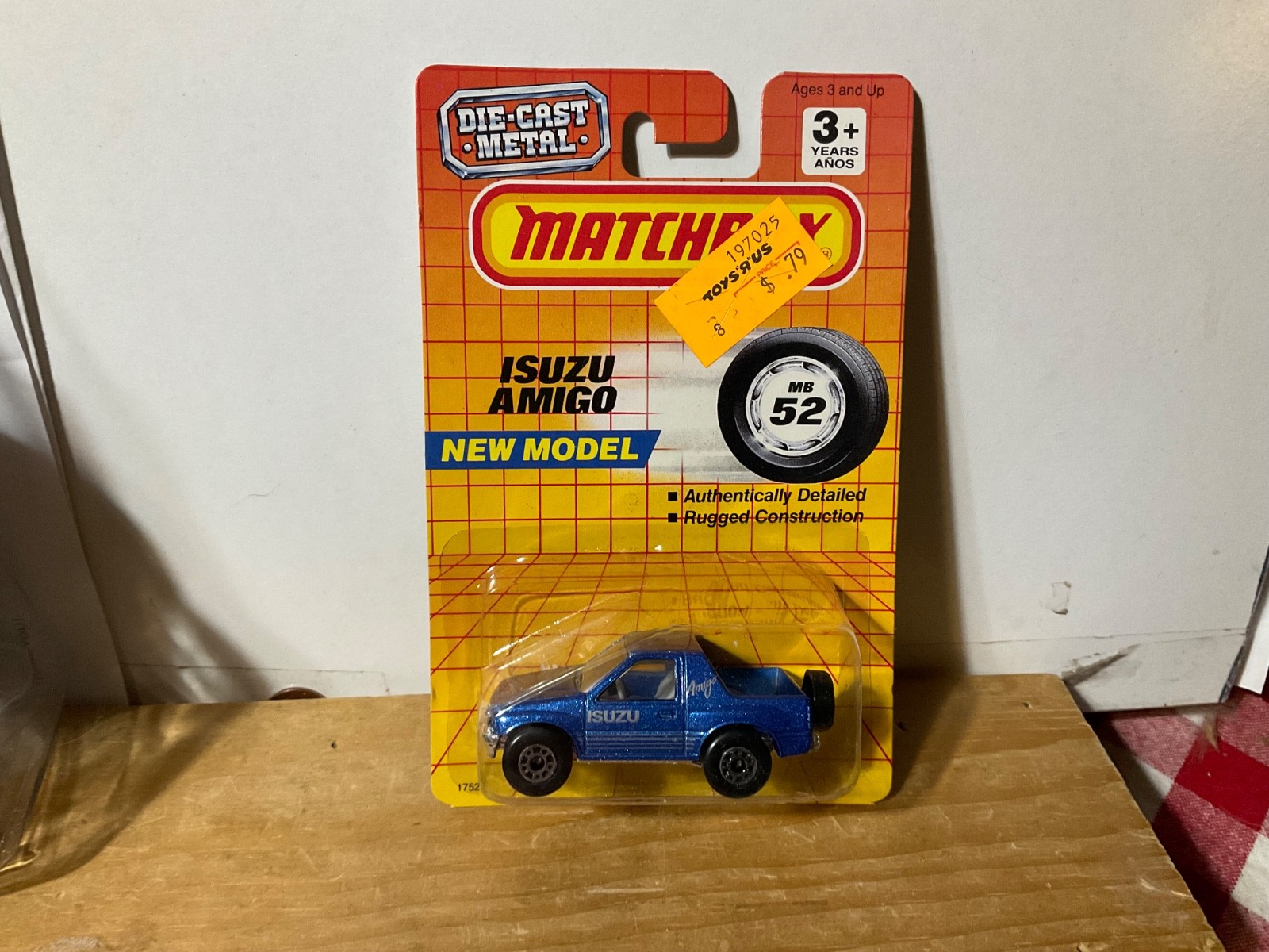Matchbox 1990 MB 52 new model Isuzu Amigo color is metallic blue.