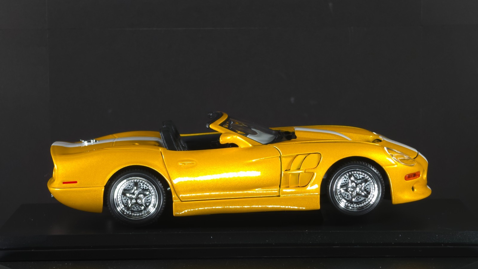 Shelby Series one 1:18 Maisto Exclusive Style Special Edition – Yellow