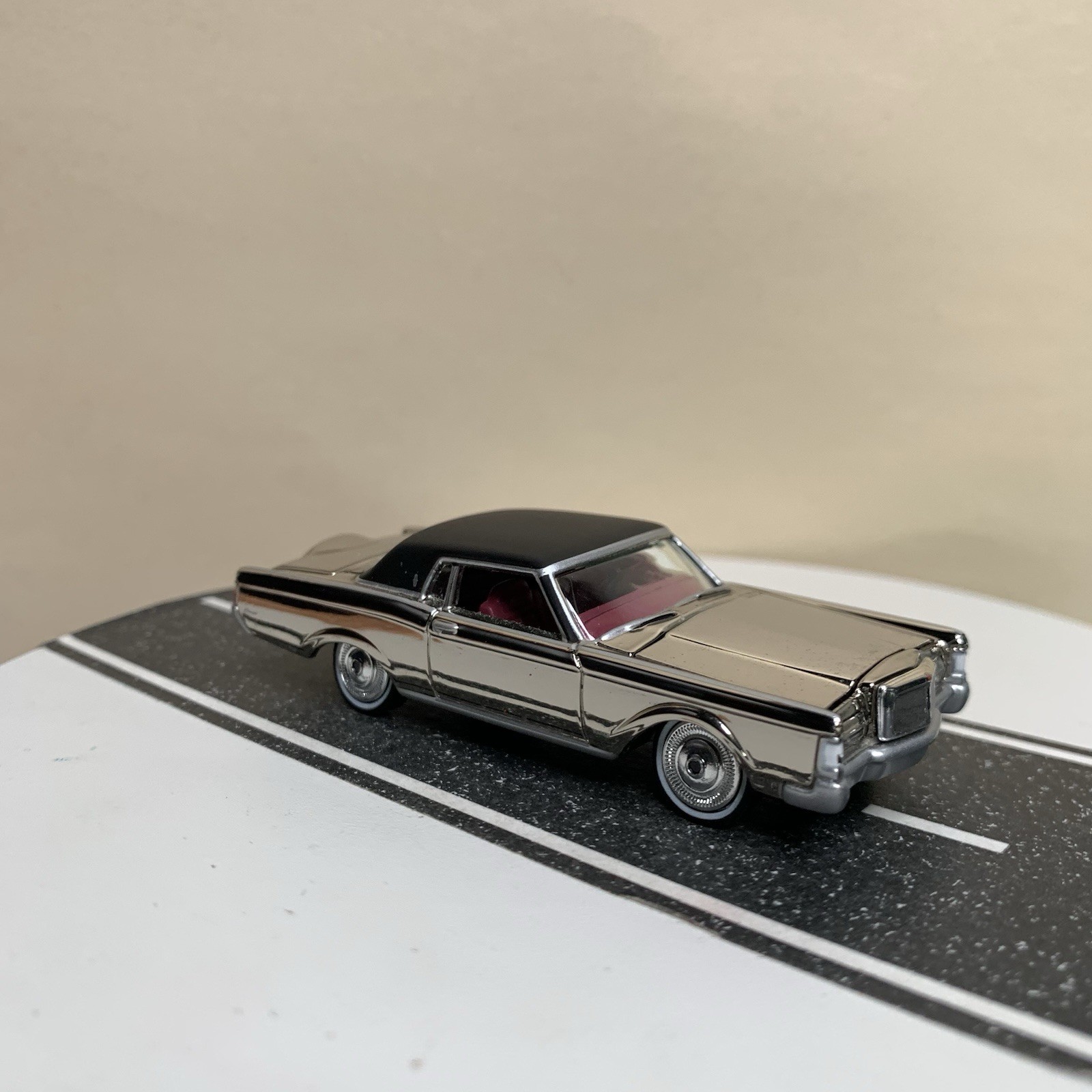 Johnny Lightning Classic Gold 1969 Lincoln Continental Mark III Chrome 1:64 NM