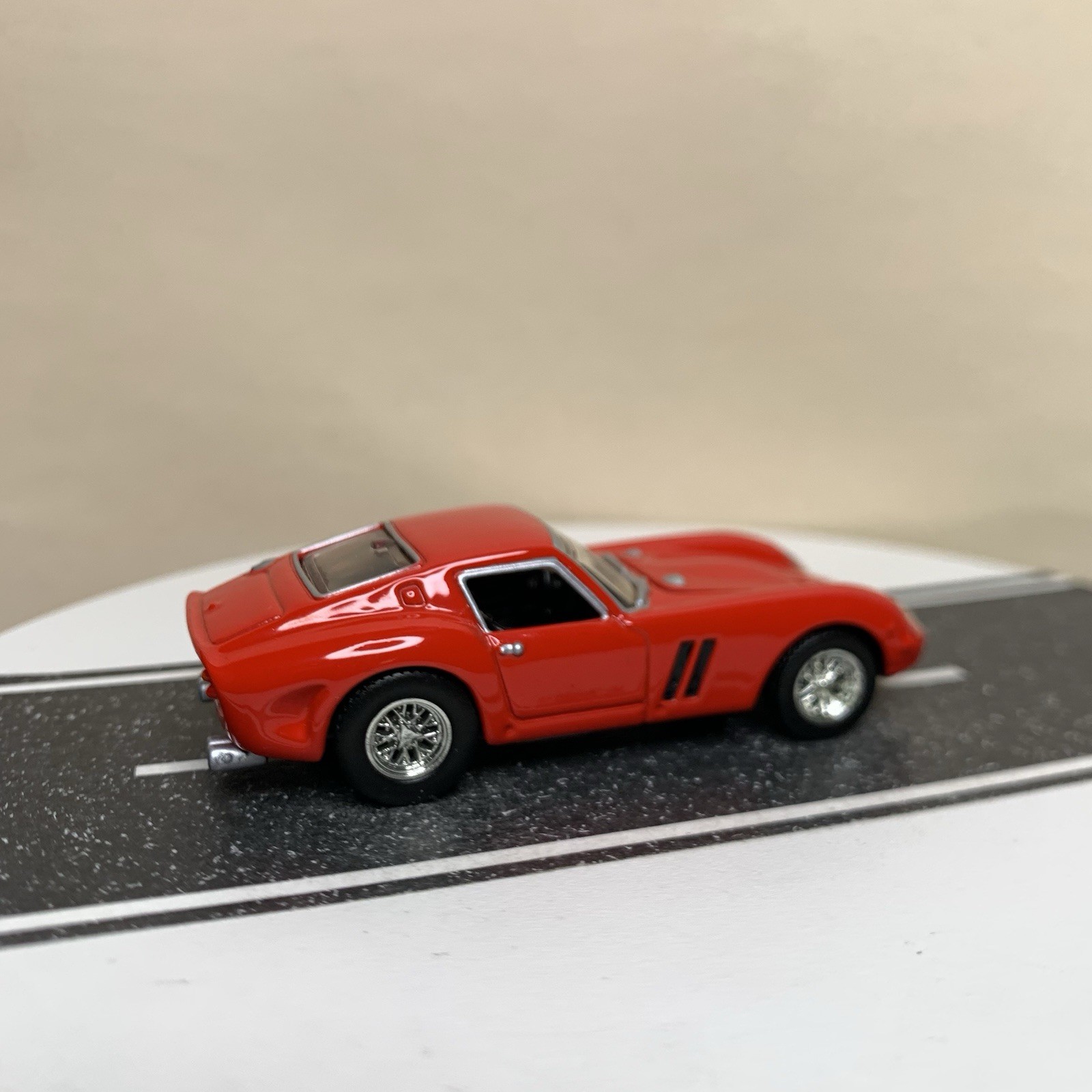 2005 Hot Wheels 100% Oil Can Showcase Series 1962 Ferrari 250 GTO Red 1:64 NM