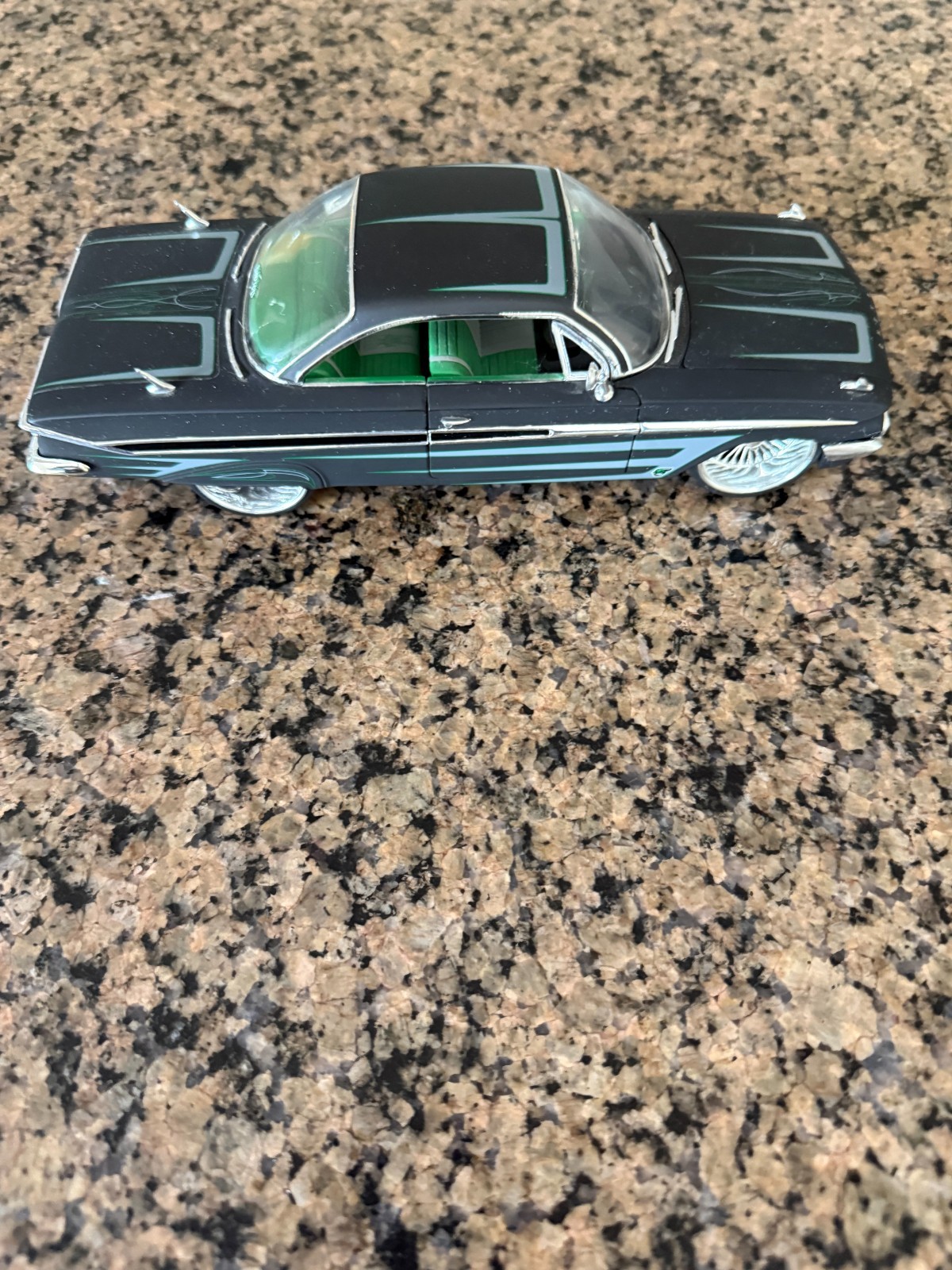 1/24 JADA ROAD RATS 1961 CHEVROLET IMPALA CUSTOMIZED LOWRIDER