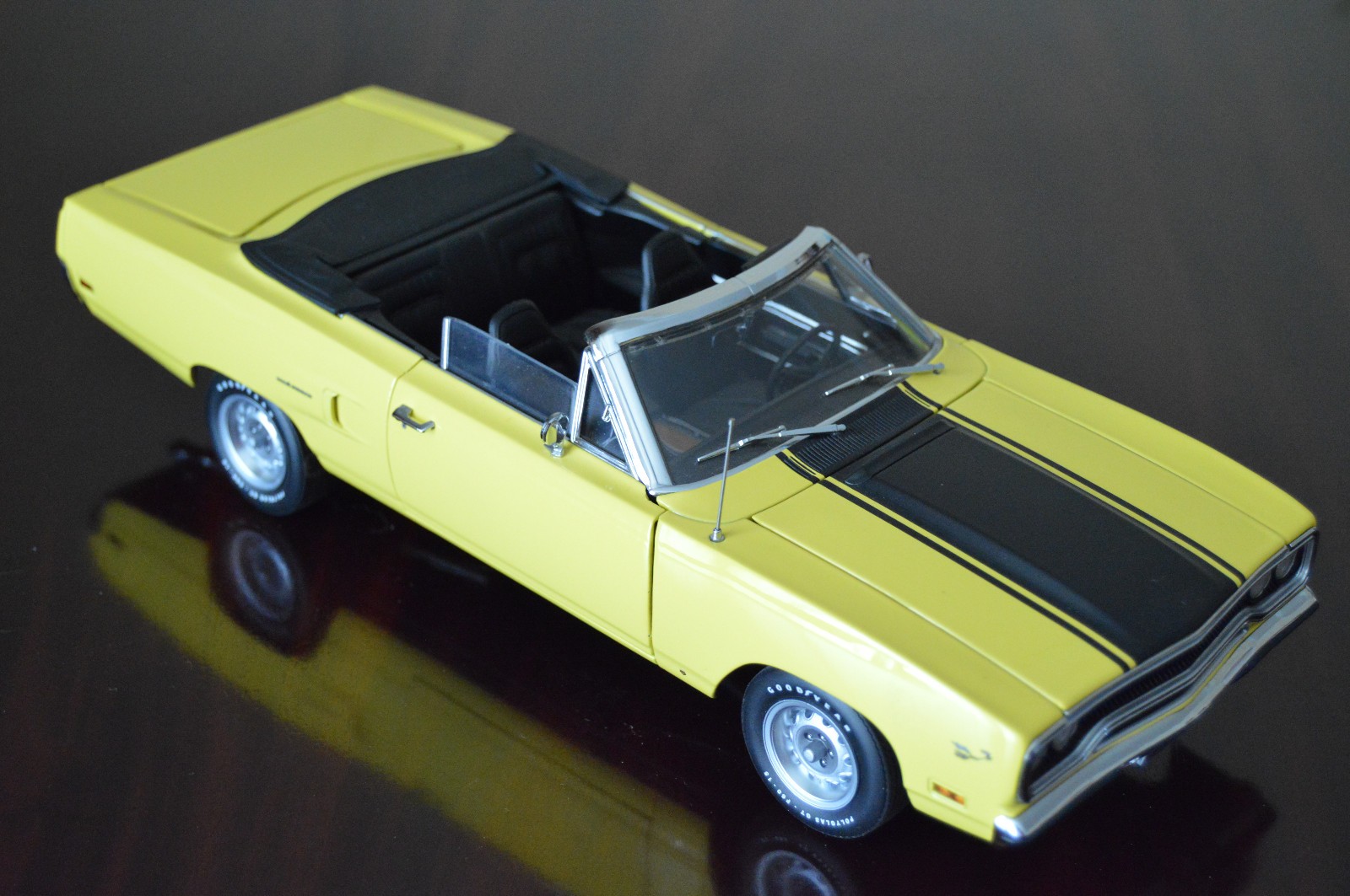 GMP 1/18: 1970 Plymouth Road Runner Convertible Lemon Twist Yellow