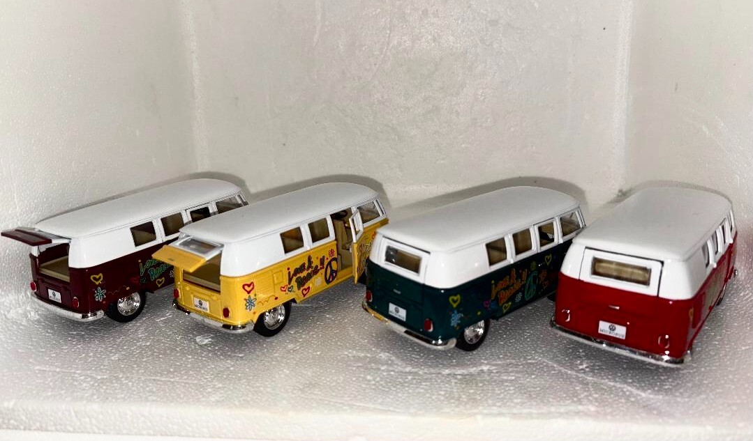 1962 Volkswagen Peace & Love Van – IN FOUR COLORS W/Pull Back Motor Action 1/43