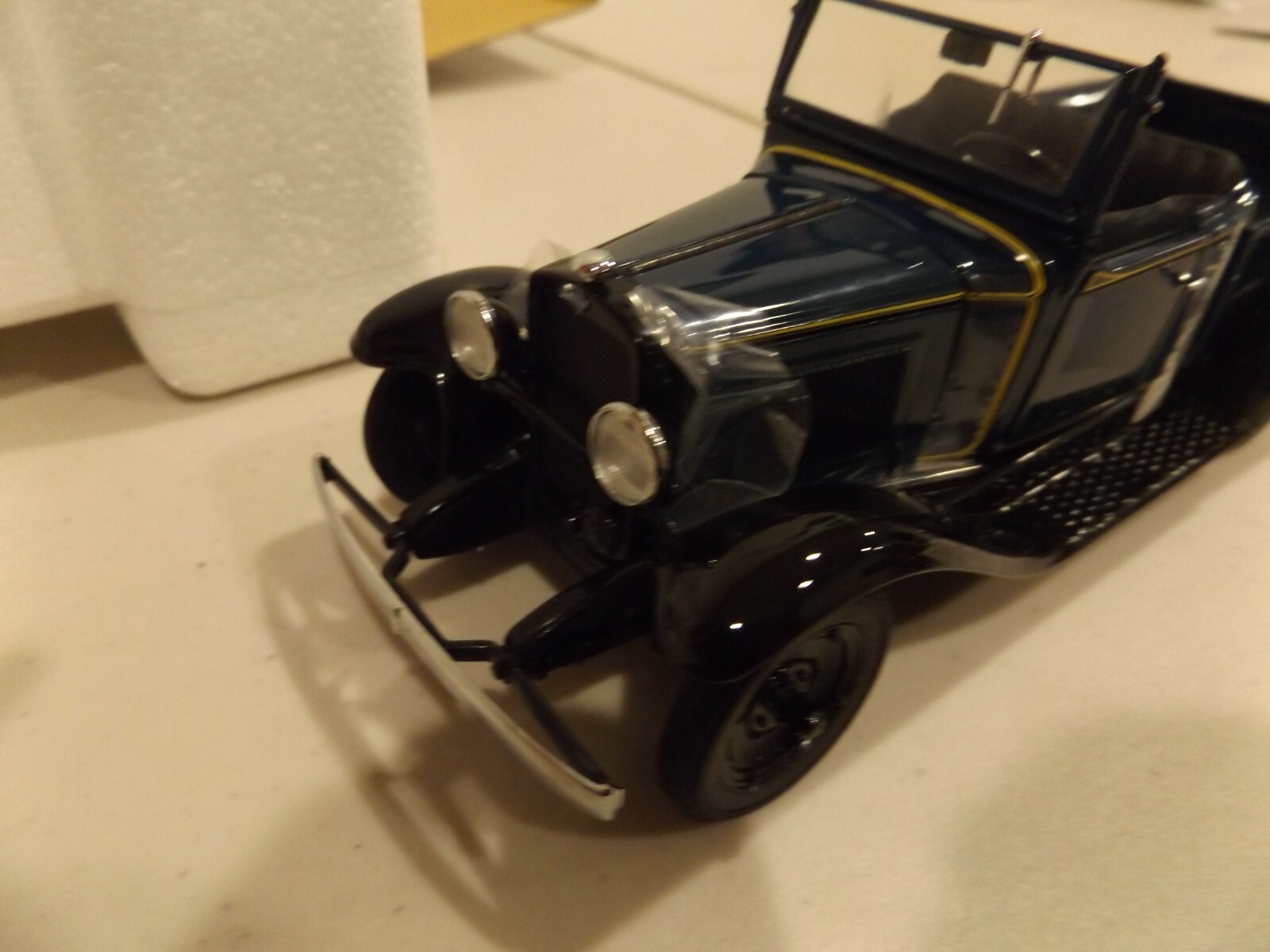 DANSBURY MINT 1931 CHEVROLET ROADSTER PICKUP / REMOVABLE TOP–NO TITLE