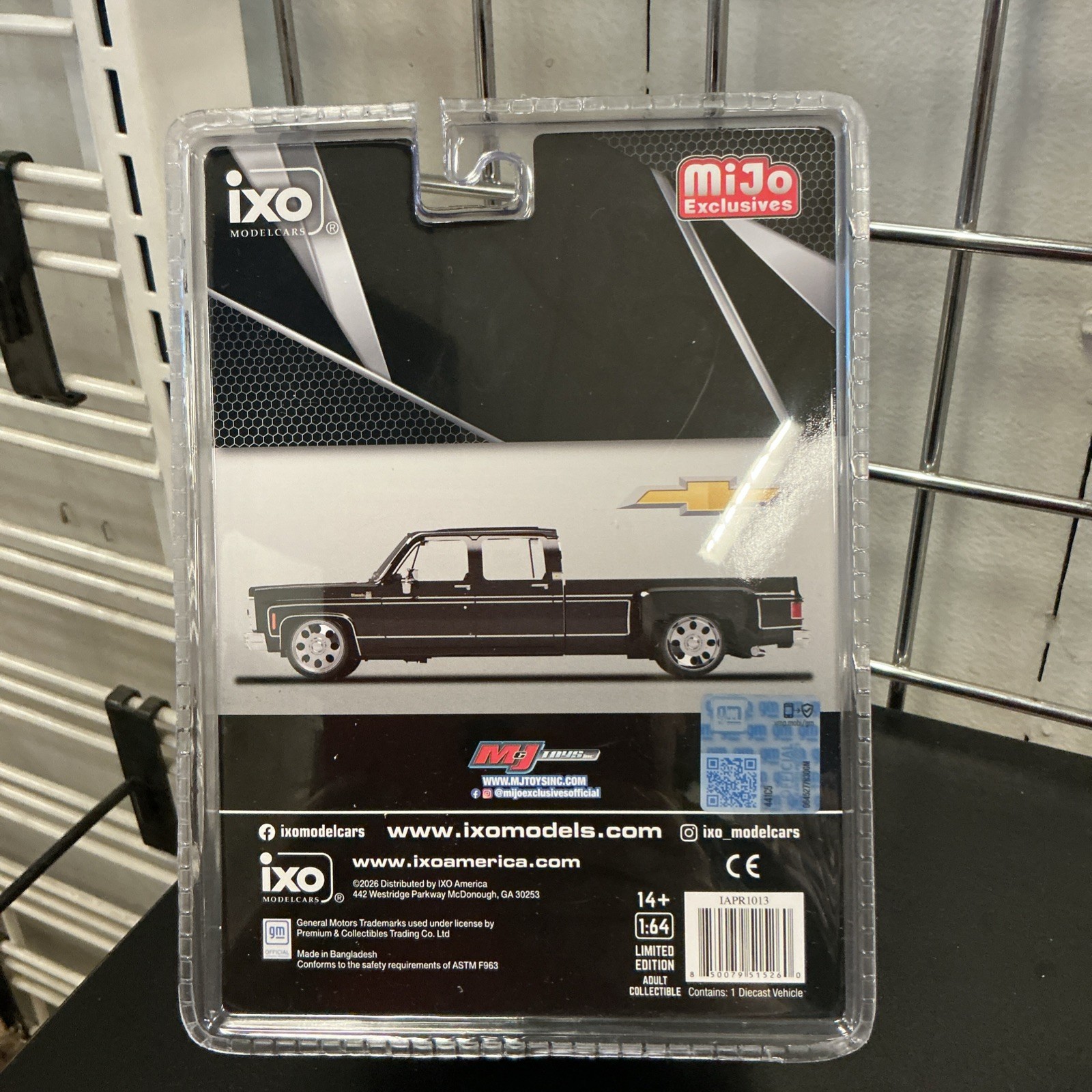 IXO Model 1980 Chevrolet Silverado C30 Crew Cab Dually Lowered – Black